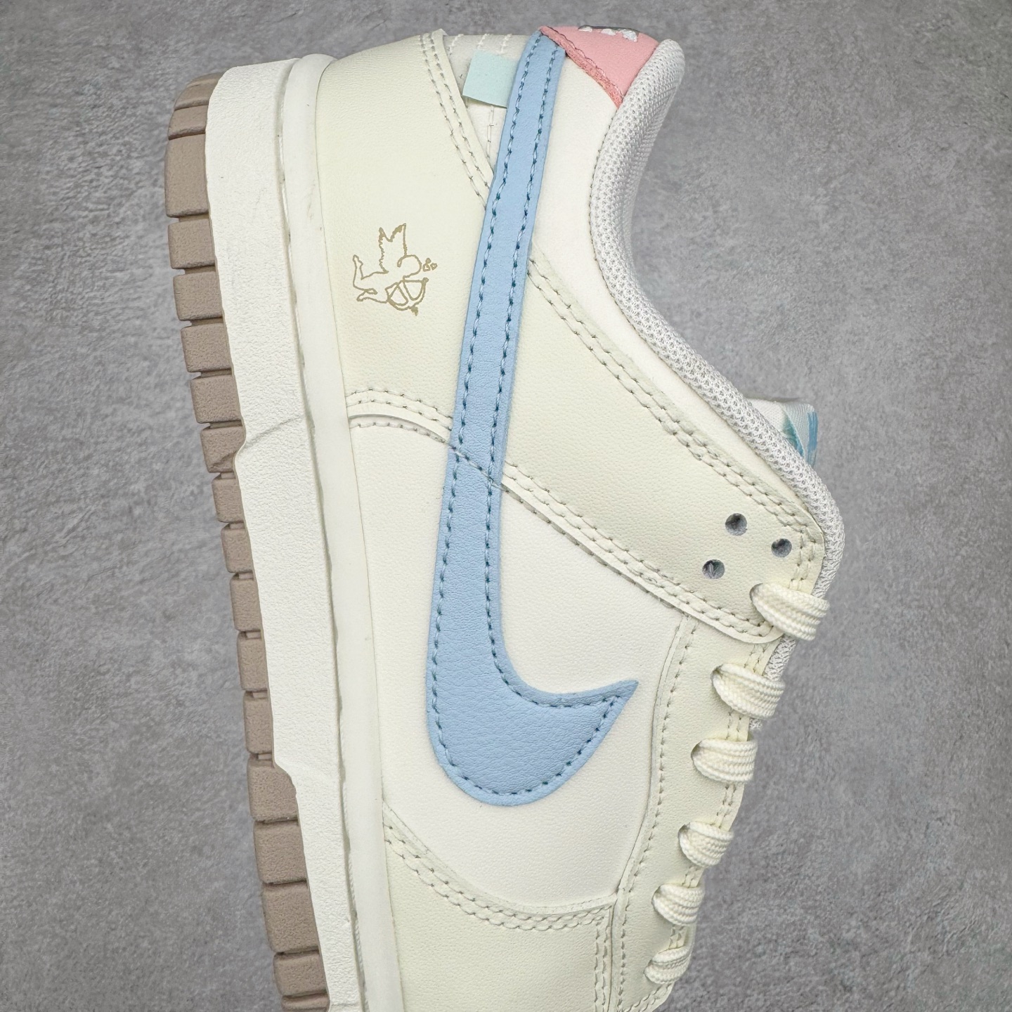 图片[6]-＃YC纯原 NK Dunk Low 丘比特之心 YW0212-012 定制系列天花板 无原鞋不开发 全系列得物原鞋一比一校对开发 配色持续更新中 终端对接 优势输出 全套原厂楦头原纸板数据档案倾力打造 原汁原味莞产 极致还原 圈内最强针车工艺 高端零售指定版 广东原厂配套原盒原标 鞋盒分三个尺码段 原厂冲刀 超高清洁度 全鞋零毛边皮料切割 采用原厂百宏鞋带以及原厂百宏织唛舌标 内标可供原厂几率过验 进口原装条纹中底布 四线拉帮白色点胶 原厂拉帮手法遵循公司 原厂电绣 极致还原 尺码：36 36.5 37.5 38 38.5 39 40-选品中心