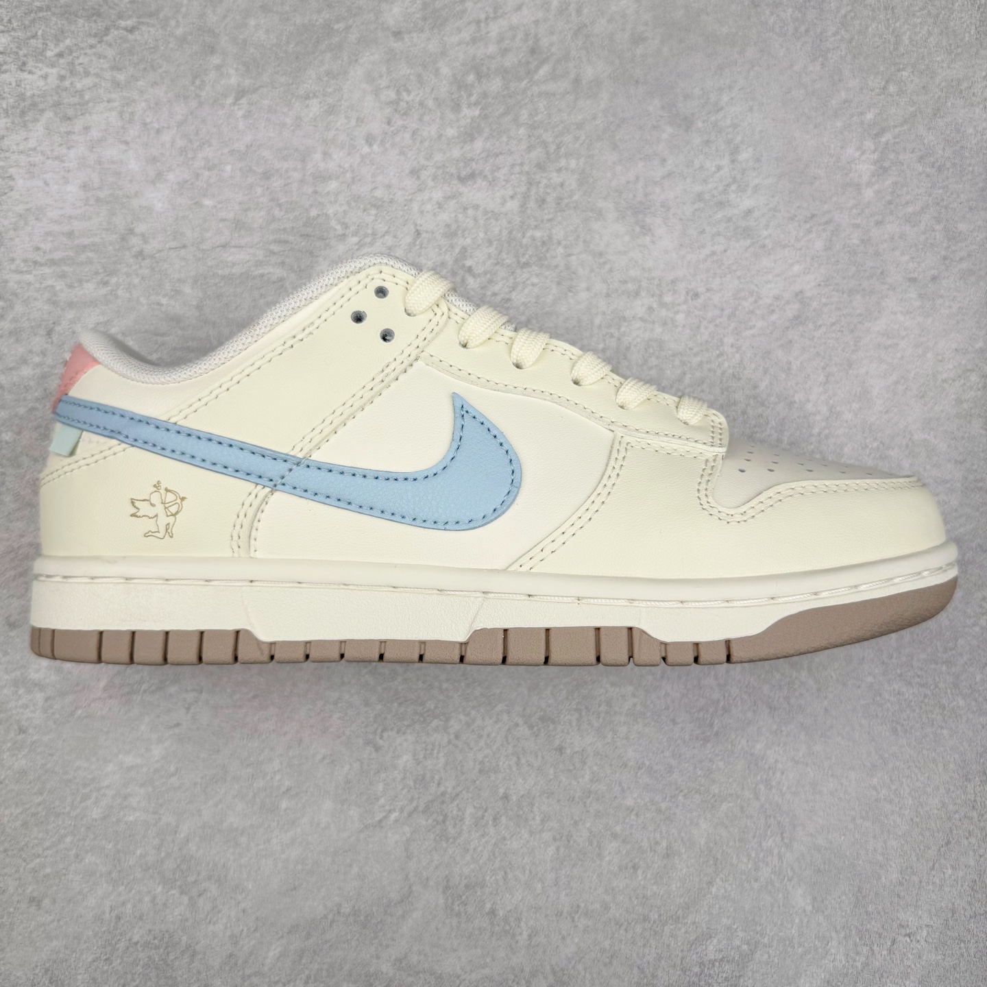 ＃YC纯原 NK Dunk Low 丘比特之心 YW0212-012 定制系列天花板 无原鞋不开发 全系列得物原鞋一比一校对开发 配色持续更新中 终端对接 优势输出 全套原厂楦头原纸板数据档案倾力打造 原汁原味莞产 极致还原 圈内最强针车工艺 高端零售指定版 广东原厂配套原盒原标 鞋盒分三个尺码段 原厂冲刀 超高清洁度 全鞋零毛边皮料切割 采用原厂百宏鞋带以及原厂百宏织唛舌标 内标可供原厂几率过验 进口原装条纹中底布 四线拉帮白色点胶 原厂拉帮手法遵循公司 原厂电绣 极致还原 尺码：36 36.5 37.5 38 38.5 39 40-选品中心