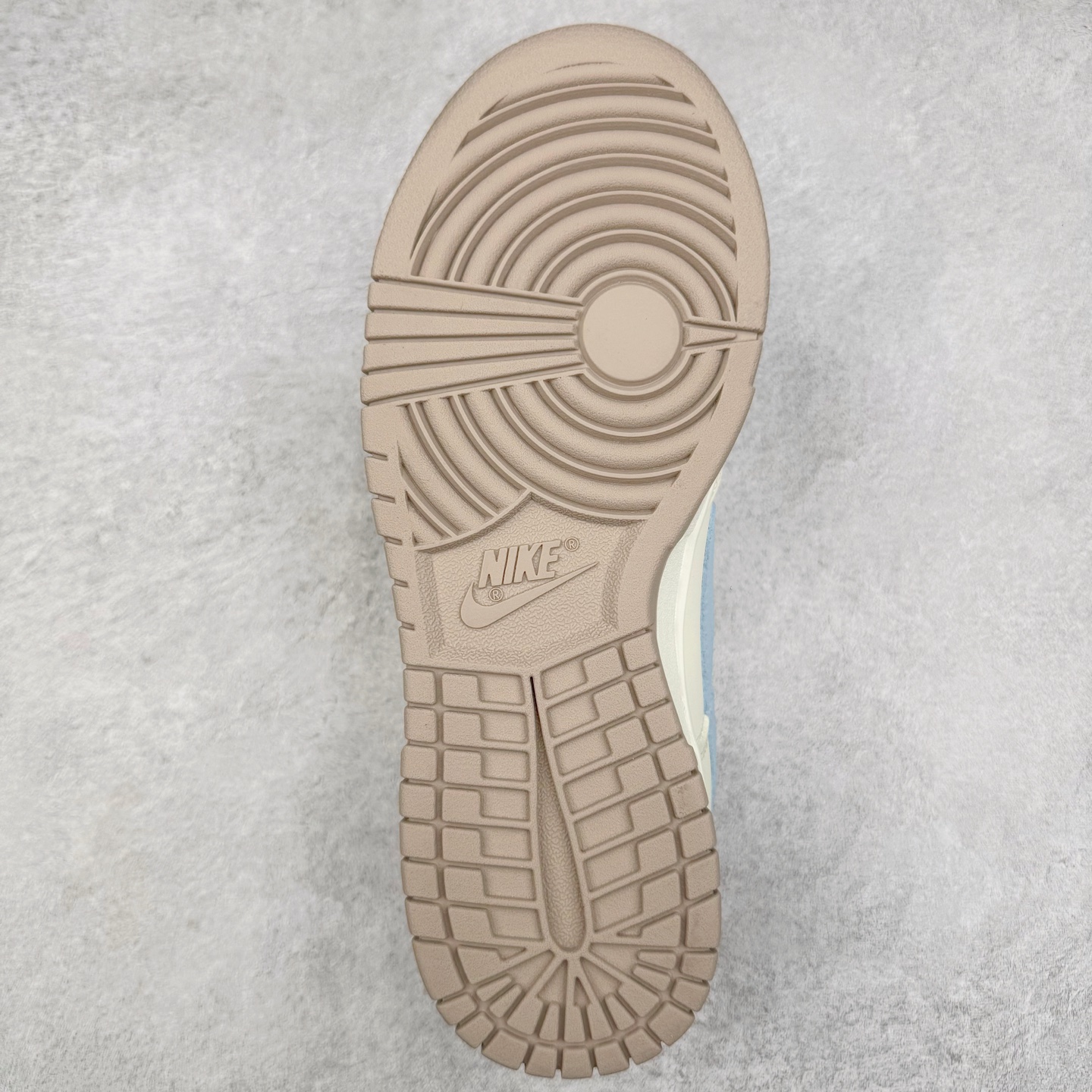 图片[9]-＃YC纯原 NK Dunk Low 丘比特之心 YW0212-012 定制系列天花板 无原鞋不开发 全系列得物原鞋一比一校对开发 配色持续更新中 终端对接 优势输出 全套原厂楦头原纸板数据档案倾力打造 原汁原味莞产 极致还原 圈内最强针车工艺 高端零售指定版 广东原厂配套原盒原标 鞋盒分三个尺码段 原厂冲刀 超高清洁度 全鞋零毛边皮料切割 采用原厂百宏鞋带以及原厂百宏织唛舌标 内标可供原厂几率过验 进口原装条纹中底布 四线拉帮白色点胶 原厂拉帮手法遵循公司 原厂电绣 极致还原 尺码：36 36.5 37.5 38 38.5 39 40-选品中心