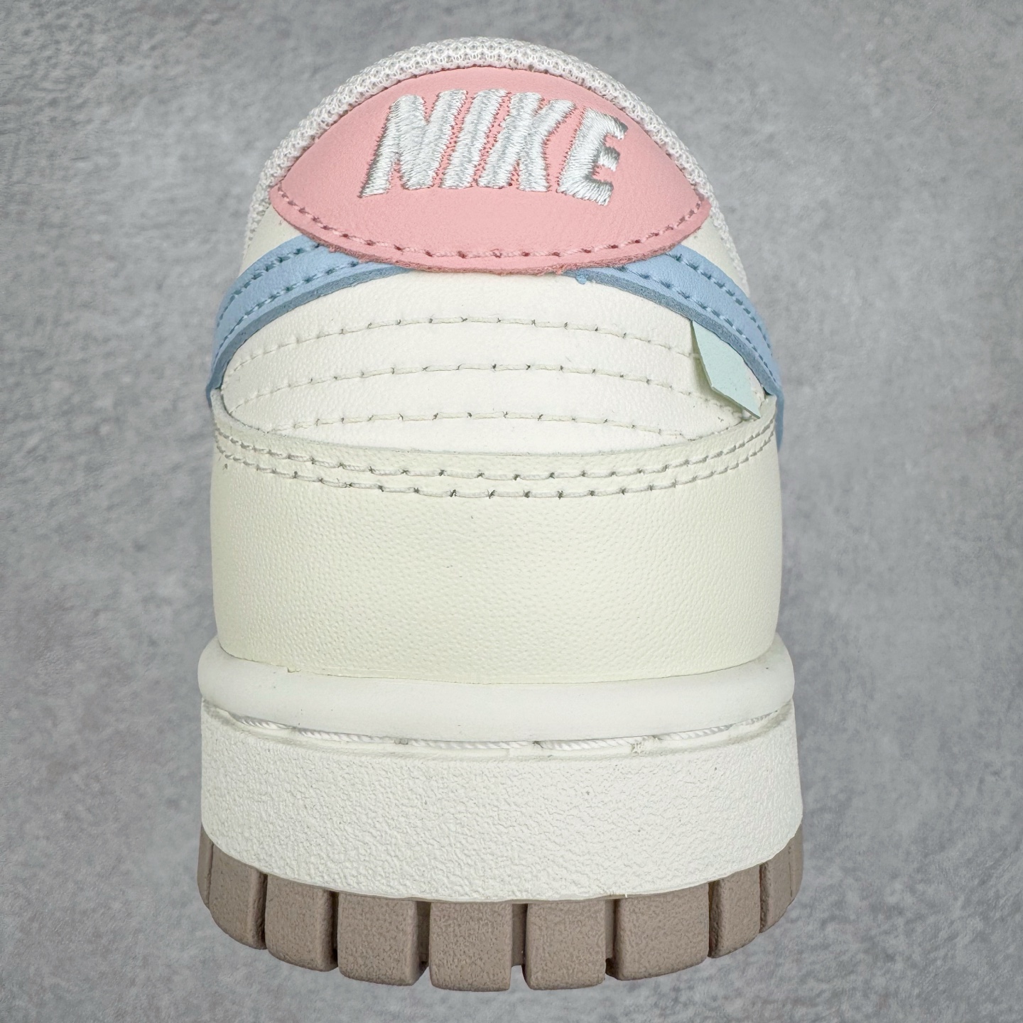 图片[8]-＃YC纯原 NK Dunk Low 丘比特之心 YW0212-012 定制系列天花板 无原鞋不开发 全系列得物原鞋一比一校对开发 配色持续更新中 终端对接 优势输出 全套原厂楦头原纸板数据档案倾力打造 原汁原味莞产 极致还原 圈内最强针车工艺 高端零售指定版 广东原厂配套原盒原标 鞋盒分三个尺码段 原厂冲刀 超高清洁度 全鞋零毛边皮料切割 采用原厂百宏鞋带以及原厂百宏织唛舌标 内标可供原厂几率过验 进口原装条纹中底布 四线拉帮白色点胶 原厂拉帮手法遵循公司 原厂电绣 极致还原 尺码：36 36.5 37.5 38 38.5 39 40-选品中心