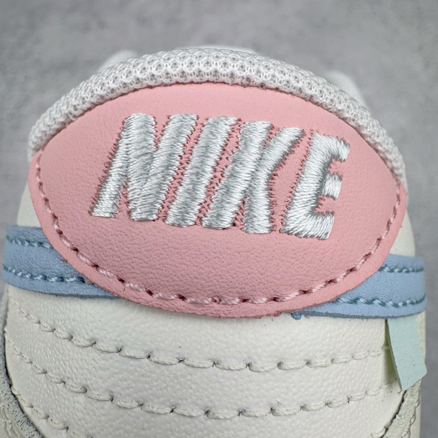 图片[16]-＃YC纯原 NK Dunk Low 丘比特之心 YW0212-012 定制系列天花板 无原鞋不开发 全系列得物原鞋一比一校对开发 配色持续更新中 终端对接 优势输出 全套原厂楦头原纸板数据档案倾力打造 原汁原味莞产 极致还原 圈内最强针车工艺 高端零售指定版 广东原厂配套原盒原标 鞋盒分三个尺码段 原厂冲刀 超高清洁度 全鞋零毛边皮料切割 采用原厂百宏鞋带以及原厂百宏织唛舌标 内标可供原厂几率过验 进口原装条纹中底布 四线拉帮白色点胶 原厂拉帮手法遵循公司 原厂电绣 极致还原 尺码：36 36.5 37.5 38 38.5 39 40-选品中心