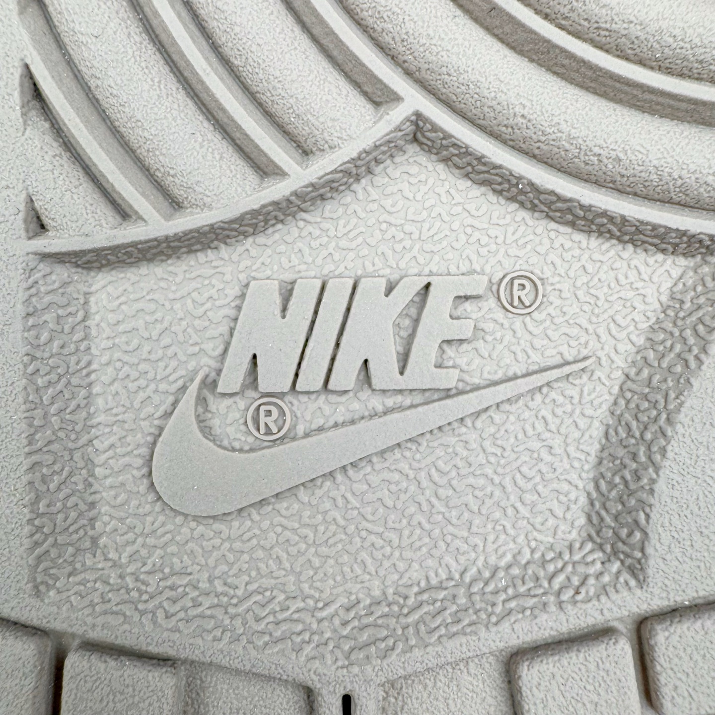 图片[21]-＃YC纯原 NK Dunk Low 丘比特之心 YW0212-012 定制系列天花板 无原鞋不开发 全系列得物原鞋一比一校对开发 配色持续更新中 终端对接 优势输出 全套原厂楦头原纸板数据档案倾力打造 原汁原味莞产 极致还原 圈内最强针车工艺 高端零售指定版 广东原厂配套原盒原标 鞋盒分三个尺码段 原厂冲刀 超高清洁度 全鞋零毛边皮料切割 采用原厂百宏鞋带以及原厂百宏织唛舌标 内标可供原厂几率过验 进口原装条纹中底布 四线拉帮白色点胶 原厂拉帮手法遵循公司 原厂电绣 极致还原 尺码：36 36.5 37.5 38 38.5 39 40-选品中心