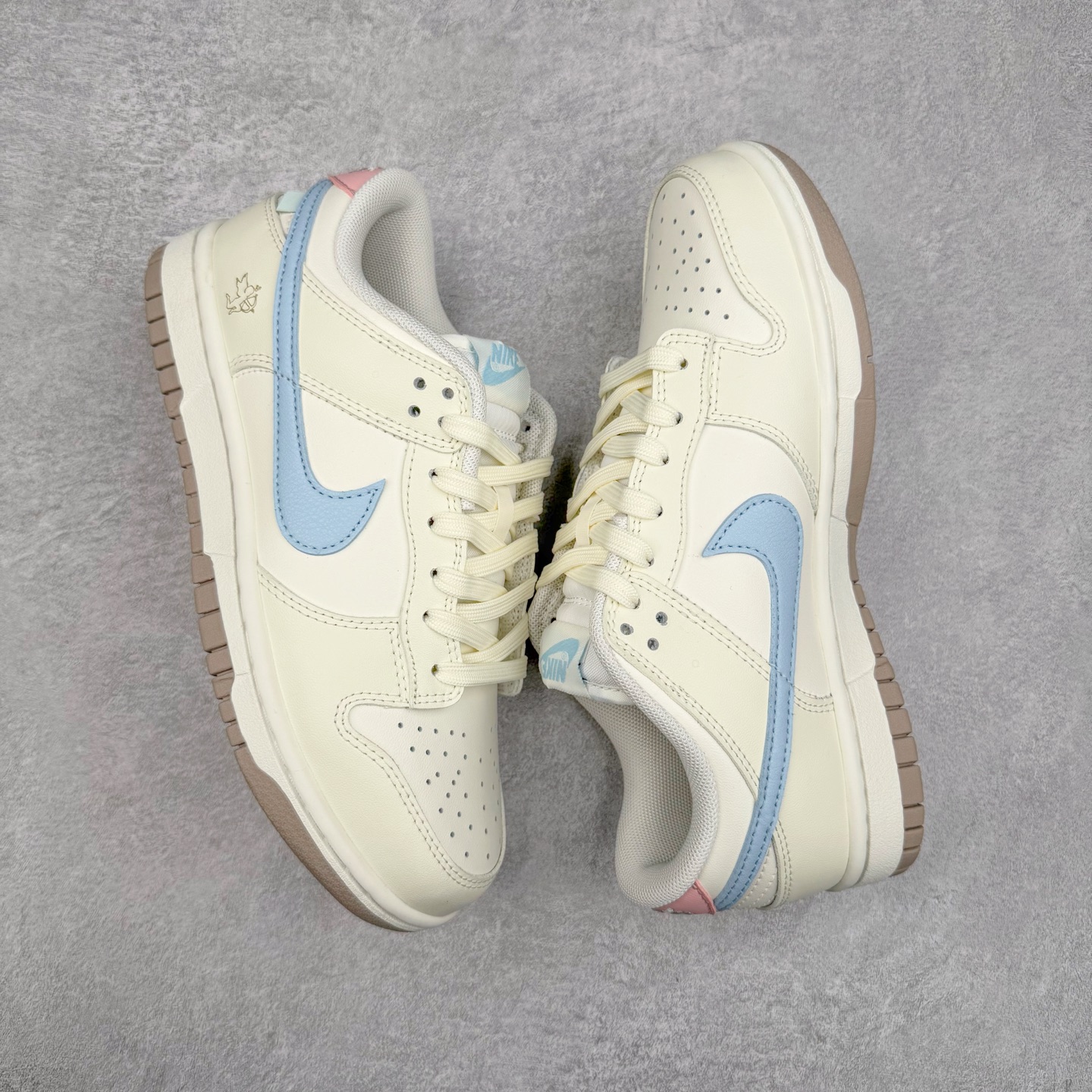 图片[3]-＃YC纯原 NK Dunk Low 丘比特之心 YW0212-012 定制系列天花板 无原鞋不开发 全系列得物原鞋一比一校对开发 配色持续更新中 终端对接 优势输出 全套原厂楦头原纸板数据档案倾力打造 原汁原味莞产 极致还原 圈内最强针车工艺 高端零售指定版 广东原厂配套原盒原标 鞋盒分三个尺码段 原厂冲刀 超高清洁度 全鞋零毛边皮料切割 采用原厂百宏鞋带以及原厂百宏织唛舌标 内标可供原厂几率过验 进口原装条纹中底布 四线拉帮白色点胶 原厂拉帮手法遵循公司 原厂电绣 极致还原 尺码：36 36.5 37.5 38 38.5 39 40-选品中心