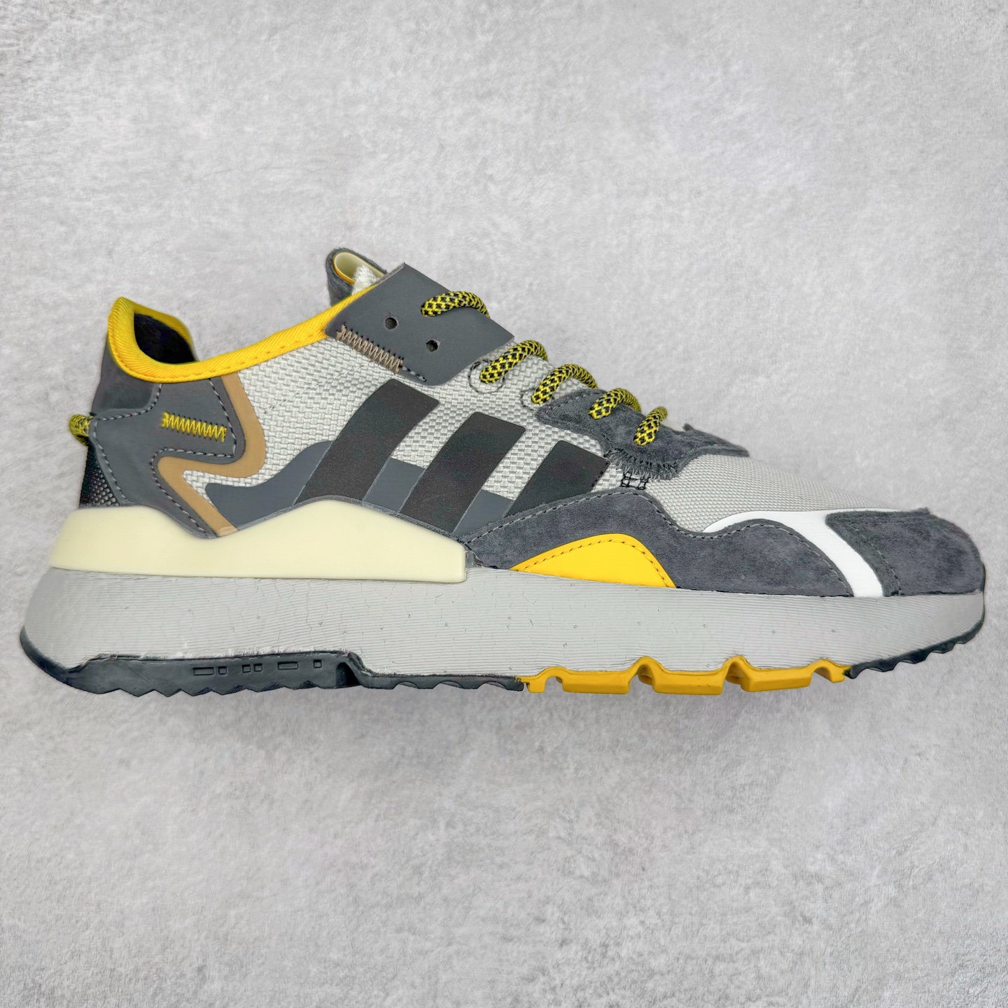 图片[6]-AD originals Nite Jogger Pride 夜行者减震耐磨低帮反光复古休闲百搭运动跑鞋 原厂材料 原厂大底 原装工艺 原鞋一致 记忆海绵 鞋眼使用原鞋一致电绣加针车工艺 后跟全部一致采用原鞋工艺 四针六线进口机 区别市面三针五线 头层皮打造 原厂流水标 3D喷漆 瞄漆 私家独模 网布搭配麂皮拼接打造鞋面 极具复古风格鞋头及鞋跟点缀3M反光设计 极为亮眼中底采用全掌Boost科技 厚度相当可观 脚感极佳 尺码：36 36⅔ 37⅓ 38 38⅔ 39⅓ 40 40⅔ 41⅓ 42 42⅔ 43⅓ 44 44⅔ 45-选品中心