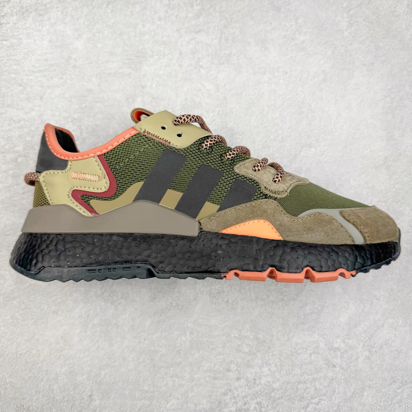 图片[3]-AD originals Nite Jogger Pride 夜行者减震耐磨低帮反光复古休闲百搭运动跑鞋 原厂材料 原厂大底 原装工艺 原鞋一致 记忆海绵 鞋眼使用原鞋一致电绣加针车工艺 后跟全部一致采用原鞋工艺 四针六线进口机 区别市面三针五线 头层皮打造 原厂流水标 3D喷漆 瞄漆 私家独模 网布搭配麂皮拼接打造鞋面 极具复古风格鞋头及鞋跟点缀3M反光设计 极为亮眼中底采用全掌Boost科技 厚度相当可观 脚感极佳 尺码：36 36⅔ 37⅓ 38 38⅔ 39⅓ 40 40⅔ 41⅓ 42 42⅔ 43⅓ 44 44⅔ 45-选品中心