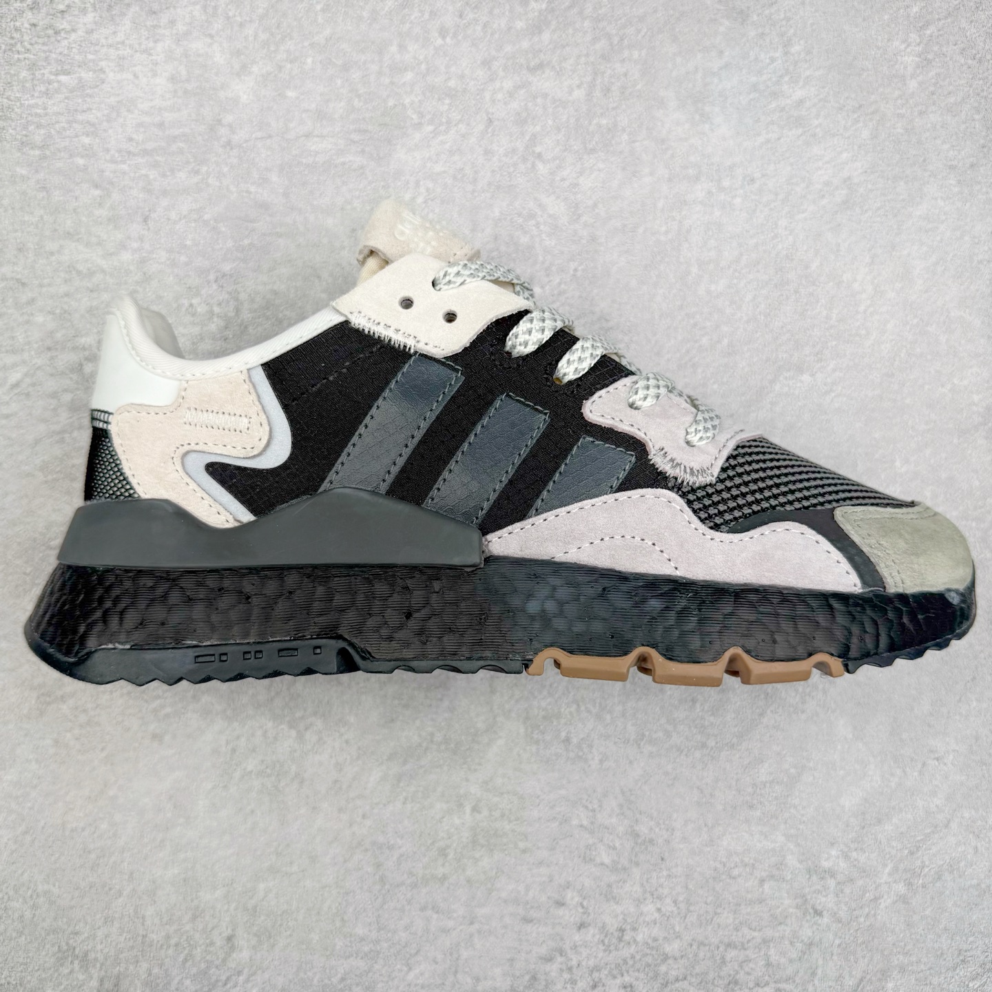 图片[7]-AD originals Nite Jogger Pride 夜行者减震耐磨低帮反光复古休闲百搭运动跑鞋 原厂材料 原厂大底 原装工艺 原鞋一致 记忆海绵 鞋眼使用原鞋一致电绣加针车工艺 后跟全部一致采用原鞋工艺 四针六线进口机 区别市面三针五线 头层皮打造 原厂流水标 3D喷漆 瞄漆 私家独模 网布搭配麂皮拼接打造鞋面 极具复古风格鞋头及鞋跟点缀3M反光设计 极为亮眼中底采用全掌Boost科技 厚度相当可观 脚感极佳 尺码：36 36⅔ 37⅓ 38 38⅔ 39⅓ 40 40⅔ 41⅓ 42 42⅔ 43⅓ 44 44⅔ 45-选品中心