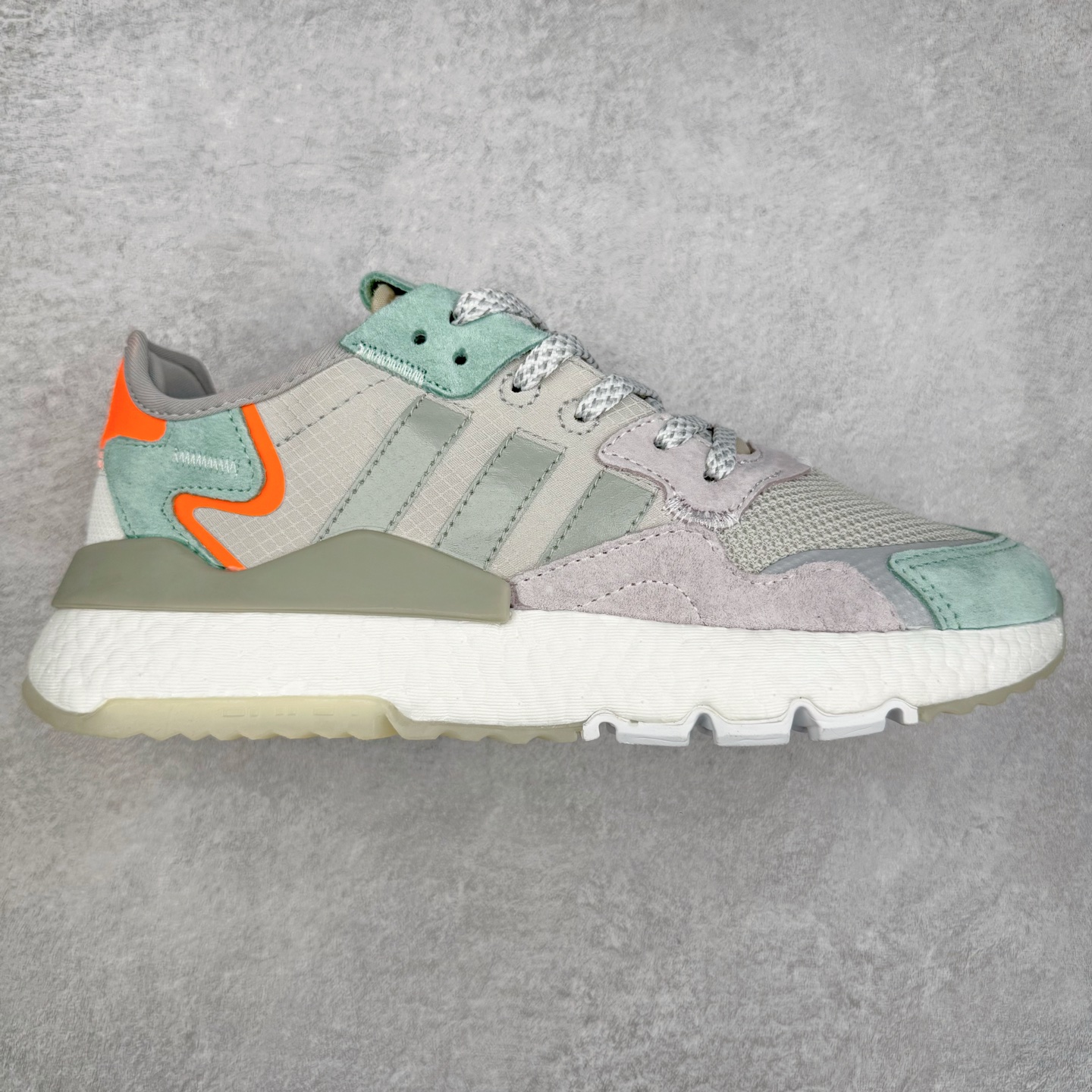 AD originals Nite Jogger Pride 夜行者减震耐磨低帮反光复古休闲百搭运动跑鞋 原厂材料 原厂大底 原装工艺 原鞋一致 记忆海绵 鞋眼使用原鞋一致电绣加针车工艺 后跟全部一致采用原鞋工艺 四针六线进口机 区别市面三针五线 头层皮打造 原厂流水标 3D喷漆 瞄漆 私家独模 网布搭配麂皮拼接打造鞋面 极具复古风格鞋头及鞋跟点缀3M反光设计 极为亮眼中底采用全掌Boost科技 厚度相当可观 脚感极佳 尺码：36 36⅔ 37⅓ 38 38⅔ 39⅓ 40 40⅔ 41⅓ 42 42⅔ 43⅓ 44 44⅔ 45-选品中心