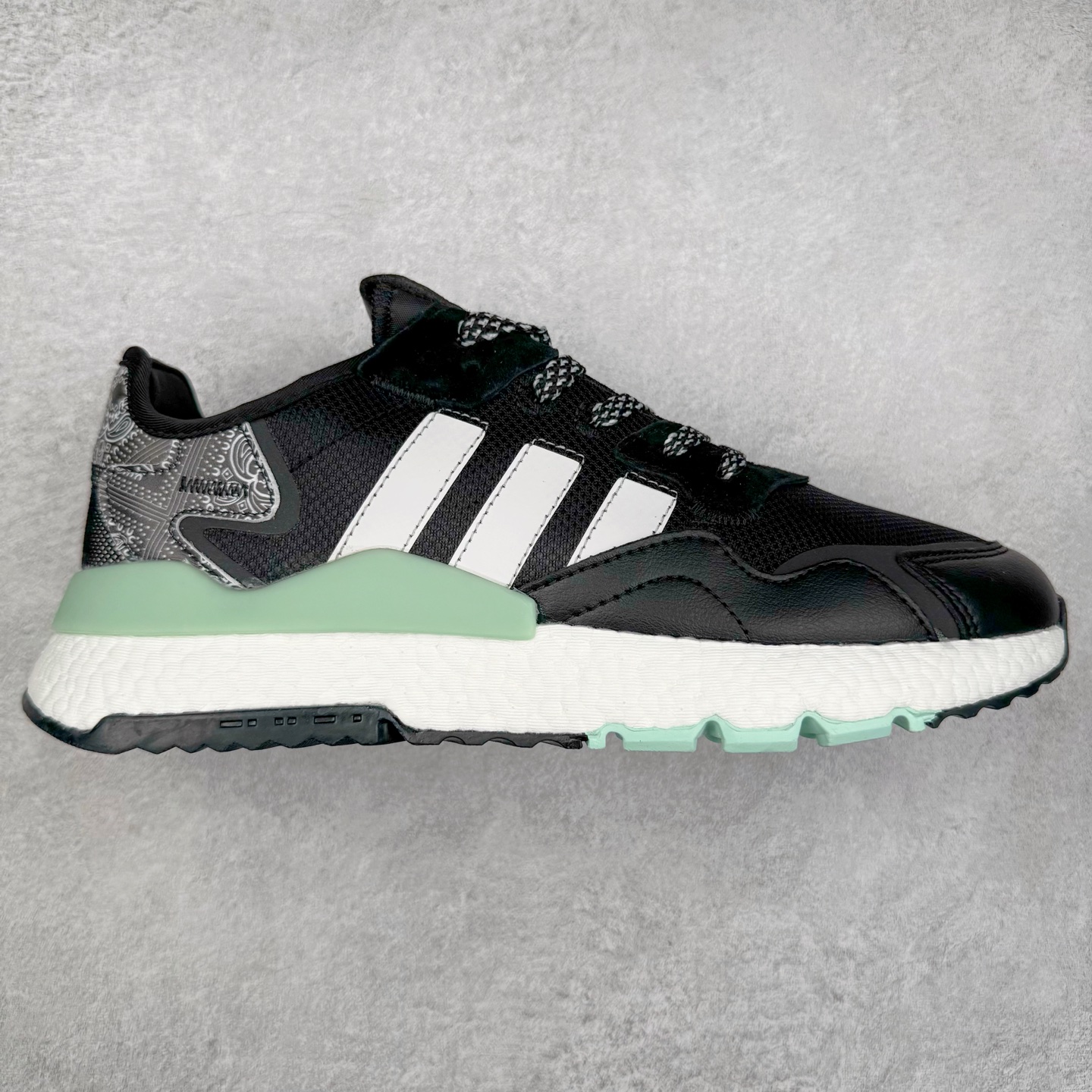 图片[4]-AD originals Nite Jogger Pride 夜行者减震耐磨低帮反光复古休闲百搭运动跑鞋 原厂材料 原厂大底 原装工艺 原鞋一致 记忆海绵 鞋眼使用原鞋一致电绣加针车工艺 后跟全部一致采用原鞋工艺 四针六线进口机 区别市面三针五线 头层皮打造 原厂流水标 3D喷漆 瞄漆 私家独模 网布搭配麂皮拼接打造鞋面 极具复古风格鞋头及鞋跟点缀3M反光设计 极为亮眼中底采用全掌Boost科技 厚度相当可观 脚感极佳 尺码：36 36⅔ 37⅓ 38 38⅔ 39⅓ 40 40⅔ 41⅓ 42 42⅔ 43⅓ 44 44⅔ 45-选品中心