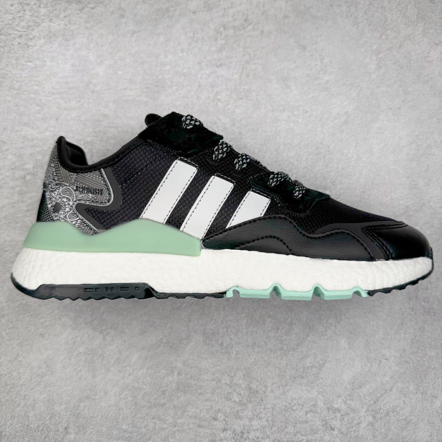 图片[9]-AD originals Nite Jogger Pride 夜行者减震耐磨低帮反光复古休闲百搭运动跑鞋 原厂材料 原厂大底 原装工艺 原鞋一致 记忆海绵 鞋眼使用原鞋一致电绣加针车工艺 后跟全部一致采用原鞋工艺 四针六线进口机 区别市面三针五线 头层皮打造 原厂流水标 3D喷漆 瞄漆 私家独模 网布搭配麂皮拼接打造鞋面 极具复古风格鞋头及鞋跟点缀3M反光设计 极为亮眼中底采用全掌Boost科技 厚度相当可观 脚感极佳 尺码：36 36⅔ 37⅓ 38 38⅔ 39⅓ 40 40⅔ 41⅓ 42 42⅔ 43⅓ 44 44⅔ 45-选品中心