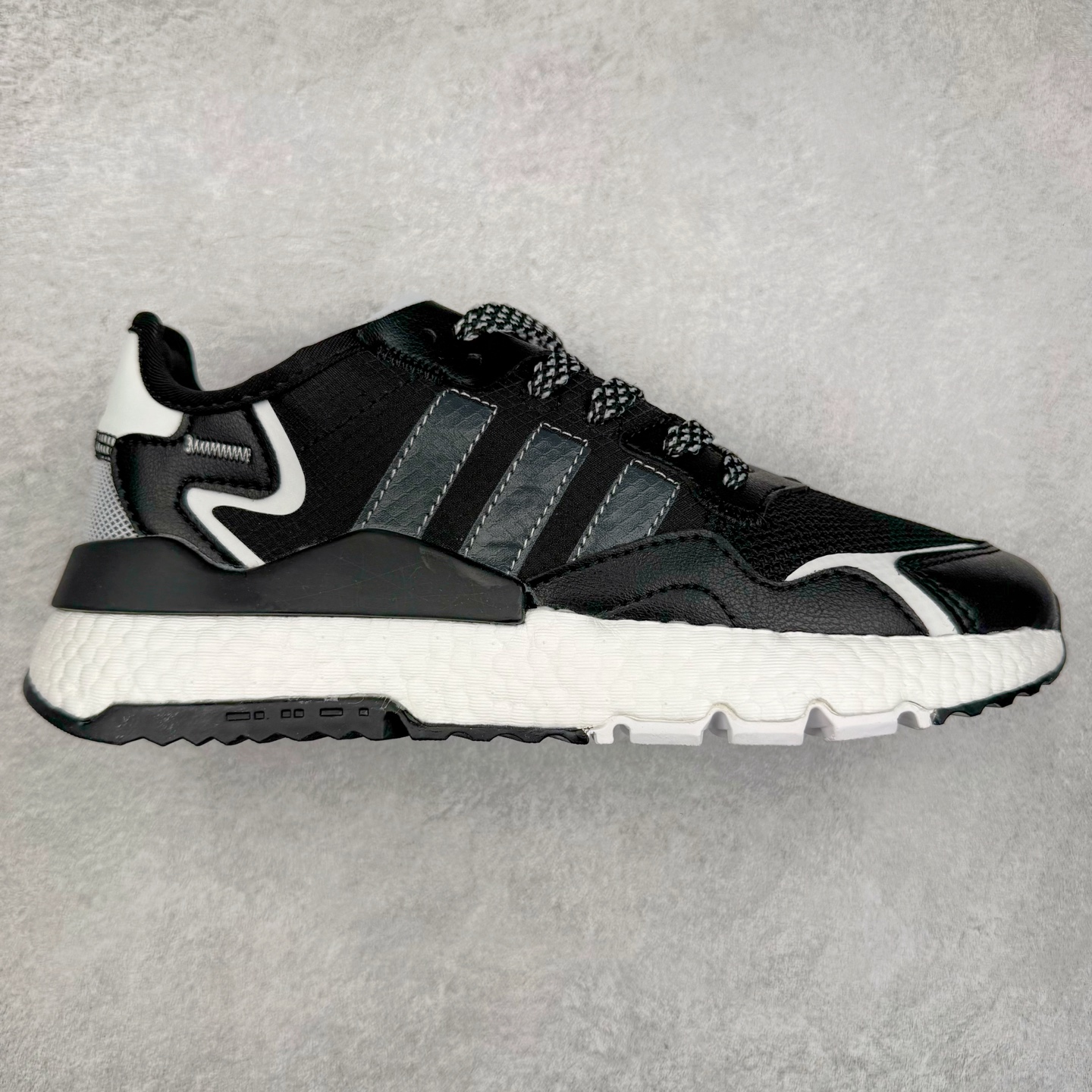 图片[9]-AD originals Nite Jogger Pride 夜行者减震耐磨低帮反光复古休闲百搭运动跑鞋 原厂材料 原厂大底 原装工艺 原鞋一致 记忆海绵 鞋眼使用原鞋一致电绣加针车工艺 后跟全部一致采用原鞋工艺 四针六线进口机 区别市面三针五线 头层皮打造 原厂流水标 3D喷漆 瞄漆 私家独模 网布搭配麂皮拼接打造鞋面 极具复古风格鞋头及鞋跟点缀3M反光设计 极为亮眼中底采用全掌Boost科技 厚度相当可观 脚感极佳 尺码：36 36⅔ 37⅓ 38 38⅔ 39⅓ 40 40⅔ 41⅓ 42 42⅔ 43⅓ 44 44⅔ 45-选品中心