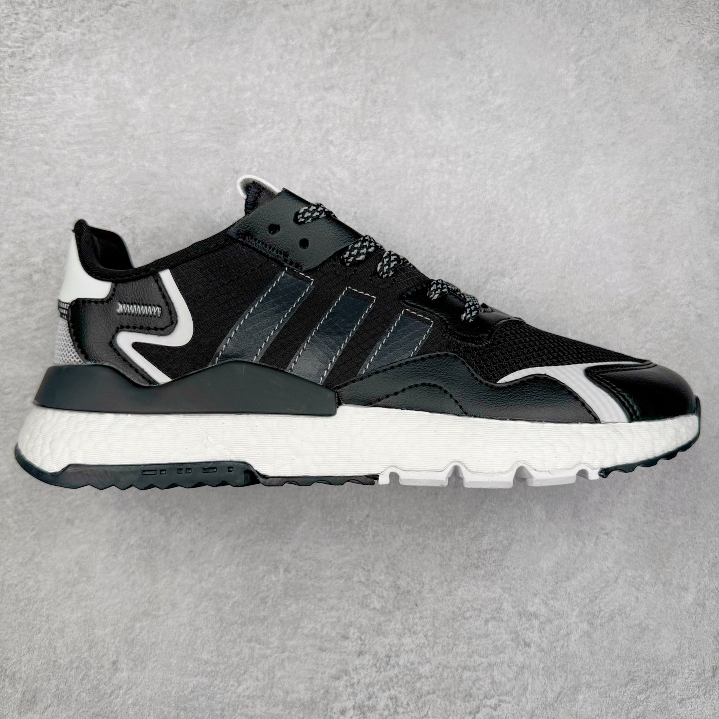 AD originals Nite Jogger Pride 夜行者减震耐磨低帮反光复古休闲百搭运动跑鞋 原厂材料 原厂大底 原装工艺 原鞋一致 记忆海绵 鞋眼使用原鞋一致电绣加针车工艺 后跟全部一致采用原鞋工艺 四针六线进口机 区别市面三针五线 头层皮打造 原厂流水标 3D喷漆 瞄漆 私家独模 网布搭配麂皮拼接打造鞋面 极具复古风格鞋头及鞋跟点缀3M反光设计 极为亮眼中底采用全掌Boost科技 厚度相当可观 脚感极佳 尺码：36 36⅔ 37⅓ 38 38⅔ 39⅓ 40 40⅔ 41⅓ 42 42⅔ 43⅓ 44 44⅔ 45-选品中心