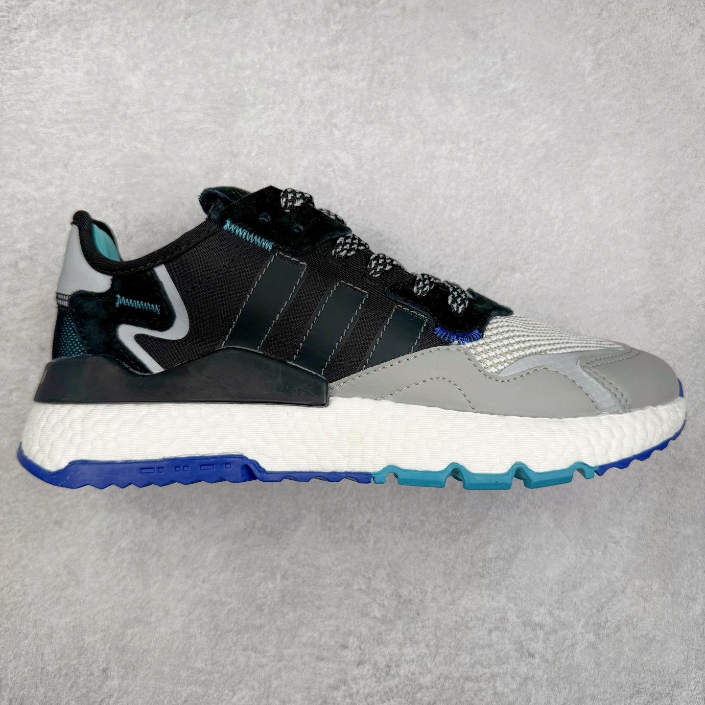 图片[2]-AD originals Nite Jogger Pride 夜行者减震耐磨低帮反光复古休闲百搭运动跑鞋 原厂材料 原厂大底 原装工艺 原鞋一致 记忆海绵 鞋眼使用原鞋一致电绣加针车工艺 后跟全部一致采用原鞋工艺 四针六线进口机 区别市面三针五线 头层皮打造 原厂流水标 3D喷漆 瞄漆 私家独模 网布搭配麂皮拼接打造鞋面 极具复古风格鞋头及鞋跟点缀3M反光设计 极为亮眼中底采用全掌Boost科技 厚度相当可观 脚感极佳 尺码：36 36⅔ 37⅓ 38 38⅔ 39⅓ 40 40⅔ 41⅓ 42 42⅔ 43⅓ 44 44⅔ 45-选品中心