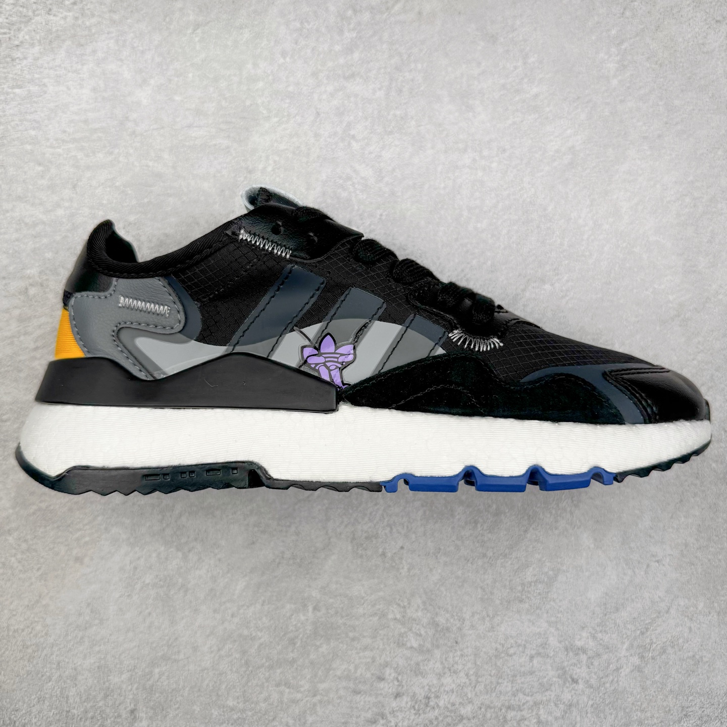 图片[4]-AD originals Nite Jogger Pride 夜行者减震耐磨低帮反光复古休闲百搭运动跑鞋 原厂材料 原厂大底 原装工艺 原鞋一致 记忆海绵 鞋眼使用原鞋一致电绣加针车工艺 后跟全部一致采用原鞋工艺 四针六线进口机 区别市面三针五线 头层皮打造 原厂流水标 3D喷漆 瞄漆 私家独模 网布搭配麂皮拼接打造鞋面 极具复古风格鞋头及鞋跟点缀3M反光设计 极为亮眼中底采用全掌Boost科技 厚度相当可观 脚感极佳 尺码：36 36⅔ 37⅓ 38 38⅔ 39⅓ 40 40⅔ 41⅓ 42 42⅔ 43⅓ 44 44⅔ 45-选品中心