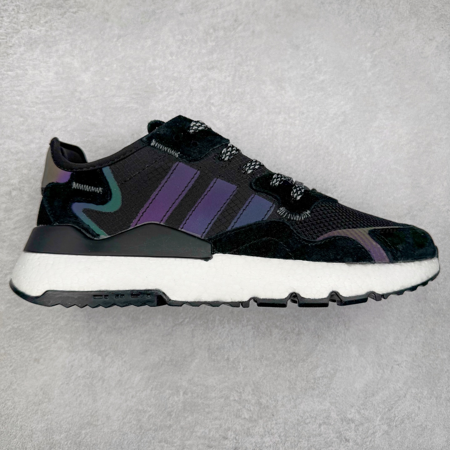 图片[11]-AD originals Nite Jogger Pride 夜行者减震耐磨低帮反光复古休闲百搭运动跑鞋 原厂材料 原厂大底 原装工艺 原鞋一致 记忆海绵 鞋眼使用原鞋一致电绣加针车工艺 后跟全部一致采用原鞋工艺 四针六线进口机 区别市面三针五线 头层皮打造 原厂流水标 3D喷漆 瞄漆 私家独模 网布搭配麂皮拼接打造鞋面 极具复古风格鞋头及鞋跟点缀3M反光设计 极为亮眼中底采用全掌Boost科技 厚度相当可观 脚感极佳 尺码：36 36⅔ 37⅓ 38 38⅔ 39⅓ 40 40⅔ 41⅓ 42 42⅔ 43⅓ 44 44⅔ 45-选品中心