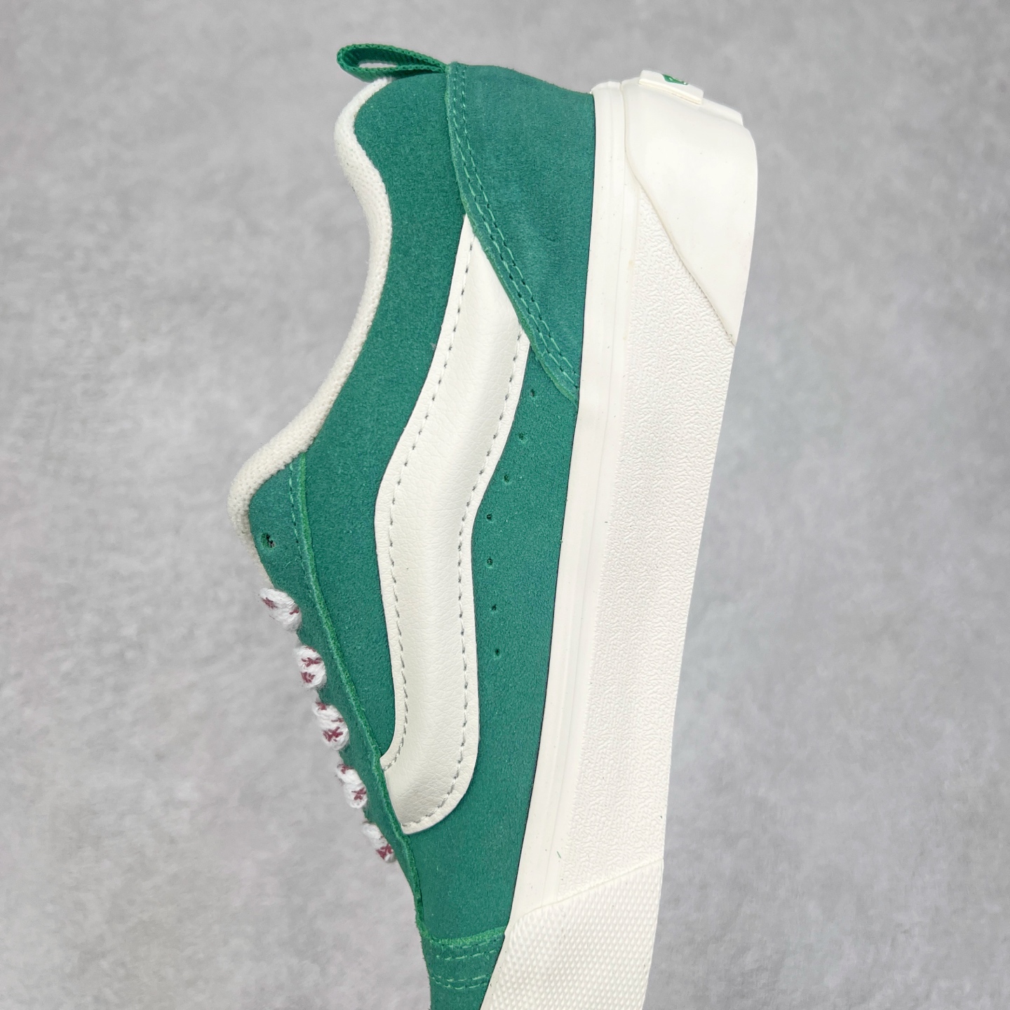 图片[7]-Vans Knu Skool 白绿色 官方新款 复古休闲胖胖面包鞋 鞋侧立体大Logo 原版猪八皮面料 质感十足 搭配印花鞋带 亮眼吸睛 货号：VN000D6ZBR1 尺码：35 36 36.5 37 38 38.5 39 40 40.5 41 42 42.5 43 44 工艺：硫化1：1（重量1：1、真标、原钢印、材质标、鞋型标、合格证）-选品中心