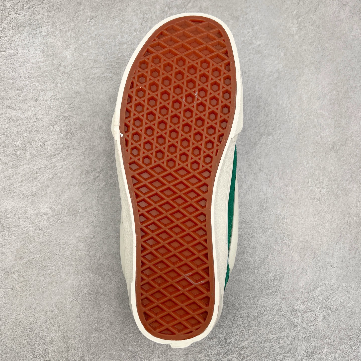 图片[9]-Vans Knu Skool 白绿色 官方新款 复古休闲胖胖面包鞋 鞋侧立体大Logo 原版猪八皮面料 质感十足 搭配印花鞋带 亮眼吸睛 货号：VN000D6ZBR1 尺码：35 36 36.5 37 38 38.5 39 40 40.5 41 42 42.5 43 44 工艺：硫化1：1（重量1：1、真标、原钢印、材质标、鞋型标、合格证）-选品中心