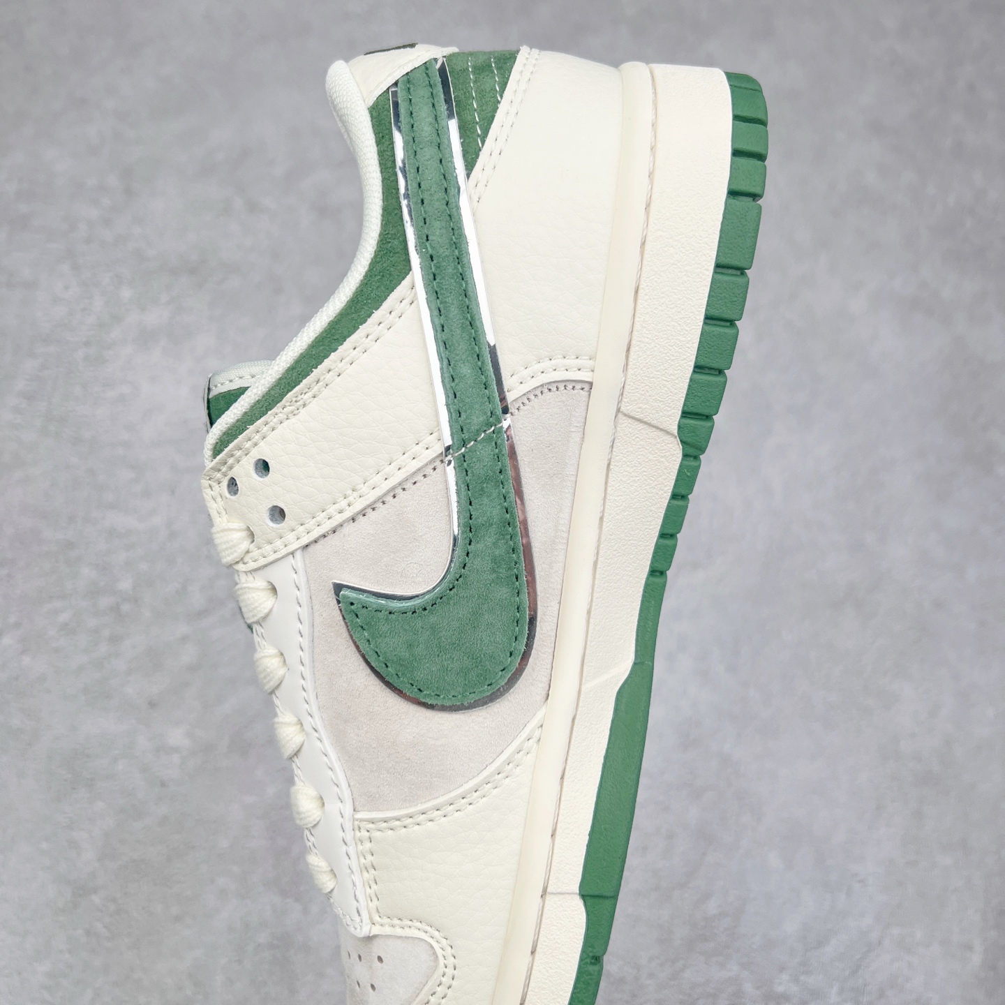 图片[7]-NK Dunk Low 定制配色 DQ1098-511 大厂出品 极力推荐 原装头层材料 独家版型蒸餾加工帶來的是更好的视觉和脚感体验大厂纯原品质出货 清洁度 电绣工艺 皮料切割干净无任何毛边 细节完美 实拍调校N版已经零色差零失真 百分百还原实物色彩所见即所得 不存在货不对板色差等低级问题 选购参考实物拍摄 不混卖不参货 只用心做好货严格选品 承诺混一赔十 尺码：36 36.5 37.5 38 38.5 39 40 40.5 41 42 42.5 43 44 44.5 45-选品中心