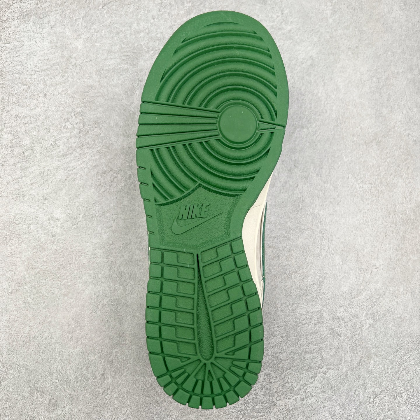 图片[9]-NK Dunk Low 定制配色 DQ1098-511 大厂出品 极力推荐 原装头层材料 独家版型蒸餾加工帶來的是更好的视觉和脚感体验大厂纯原品质出货 清洁度 电绣工艺 皮料切割干净无任何毛边 细节完美 实拍调校N版已经零色差零失真 百分百还原实物色彩所见即所得 不存在货不对板色差等低级问题 选购参考实物拍摄 不混卖不参货 只用心做好货严格选品 承诺混一赔十 尺码：36 36.5 37.5 38 38.5 39 40 40.5 41 42 42.5 43 44 44.5 45-选品中心