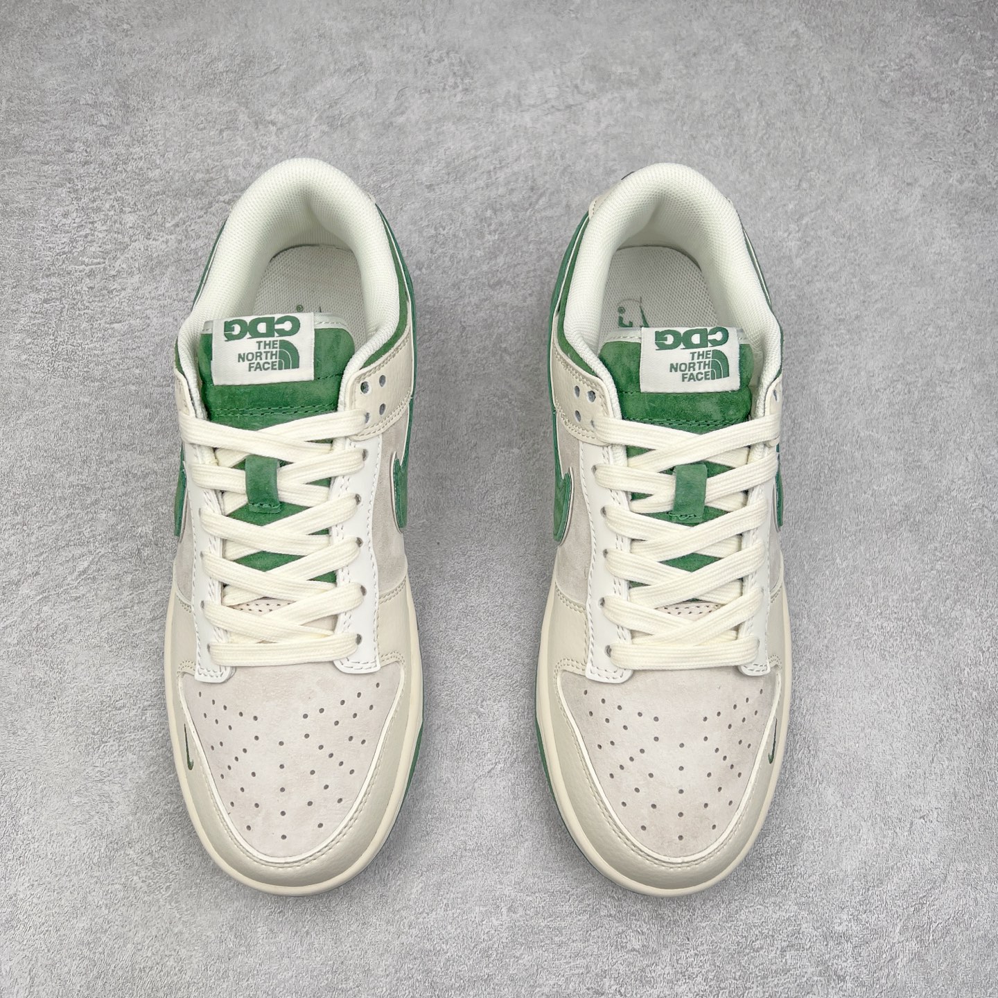 图片[2]-NK Dunk Low 定制配色 DQ1098-511 大厂出品 极力推荐 原装头层材料 独家版型蒸餾加工帶來的是更好的视觉和脚感体验大厂纯原品质出货 清洁度 电绣工艺 皮料切割干净无任何毛边 细节完美 实拍调校N版已经零色差零失真 百分百还原实物色彩所见即所得 不存在货不对板色差等低级问题 选购参考实物拍摄 不混卖不参货 只用心做好货严格选品 承诺混一赔十 尺码：36 36.5 37.5 38 38.5 39 40 40.5 41 42 42.5 43 44 44.5 45-选品中心