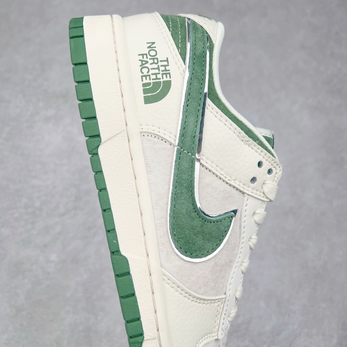 图片[6]-NK Dunk Low 定制配色 DQ1098-511 大厂出品 极力推荐 原装头层材料 独家版型蒸餾加工帶來的是更好的视觉和脚感体验大厂纯原品质出货 清洁度 电绣工艺 皮料切割干净无任何毛边 细节完美 实拍调校N版已经零色差零失真 百分百还原实物色彩所见即所得 不存在货不对板色差等低级问题 选购参考实物拍摄 不混卖不参货 只用心做好货严格选品 承诺混一赔十 尺码：36 36.5 37.5 38 38.5 39 40 40.5 41 42 42.5 43 44 44.5 45-选品中心