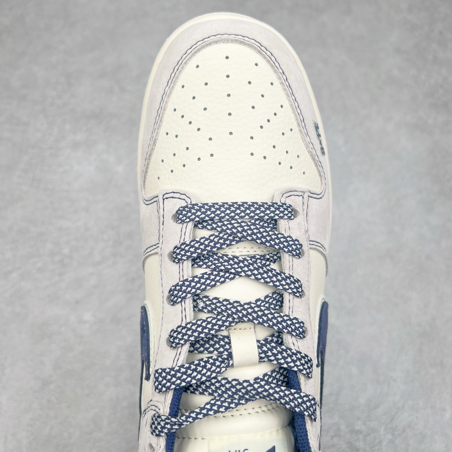 图片[4]-NK Dunk Low 定制配色 SJ2558-018 大厂出品 极力推荐 原装头层材料 独家版型蒸餾加工帶來的是更好的视觉和脚感体验大厂纯原品质出货 清洁度 电绣工艺 皮料切割干净无任何毛边 细节完美 实拍调校N版已经零色差零失真 百分百还原实物色彩所见即所得 不存在货不对板色差等低级问题 选购参考实物拍摄 不混卖不参货 只用心做好货严格选品 承诺混一赔十 尺码：36 36.5 37.5 38 38.5 39 40 40.5 41 42 42.5 43 44 44.5 45-选品中心