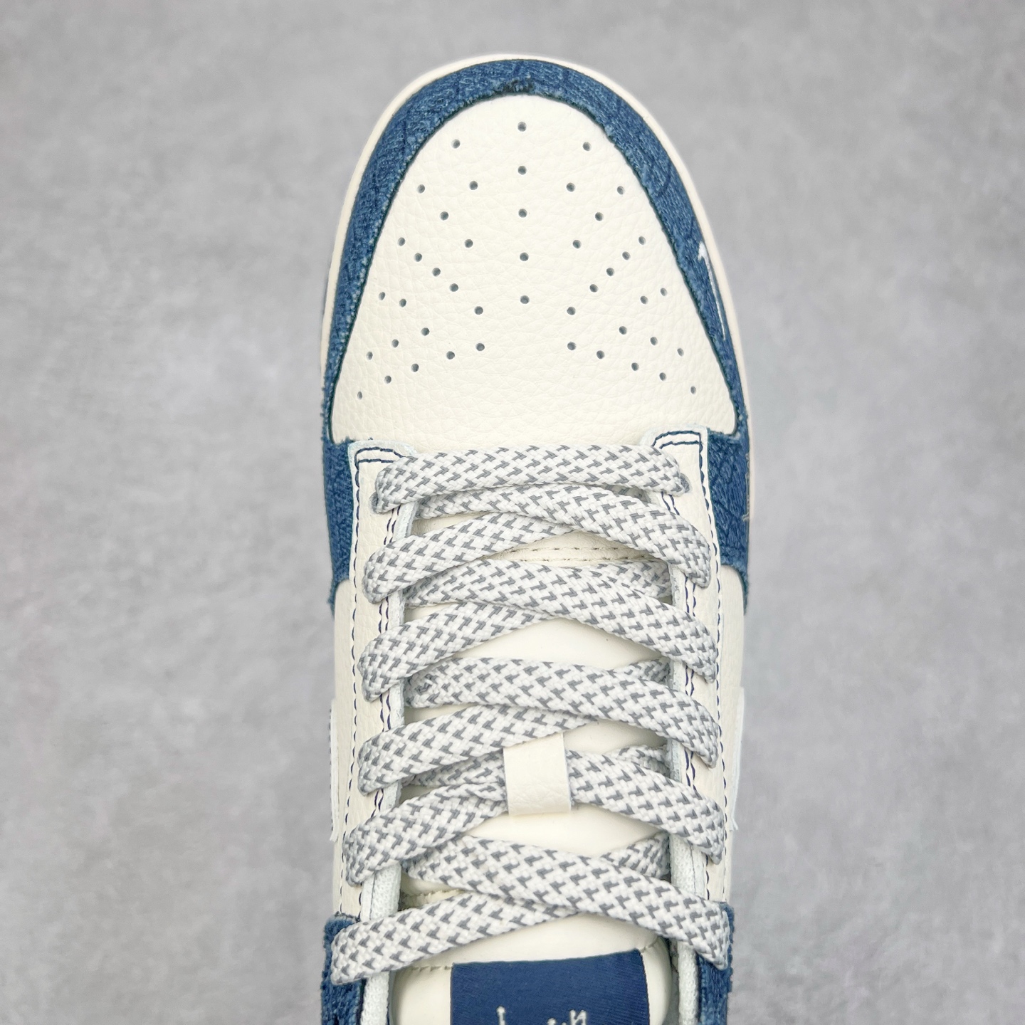 图片[4]-NK Dunk Low 定制配色 ZH2598-268 大厂出品 极力推荐 原装头层材料 独家版型蒸餾加工帶來的是更好的视觉和脚感体验大厂纯原品质出货 清洁度 电绣工艺 皮料切割干净无任何毛边 细节完美 实拍调校N版已经零色差零失真 百分百还原实物色彩所见即所得 不存在货不对板色差等低级问题 选购参考实物拍摄 不混卖不参货 只用心做好货严格选品 承诺混一赔十 尺码：36 36.5 37.5 38 38.5 39 40 40.5 41 42 42.5 43 44 44.5 45-选品中心