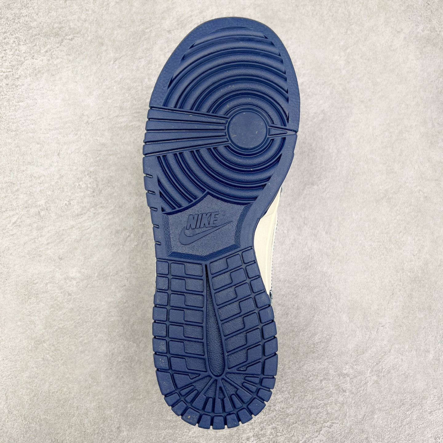 图片[9]-NK Dunk Low 定制配色 ZH2598-268 大厂出品 极力推荐 原装头层材料 独家版型蒸餾加工帶來的是更好的视觉和脚感体验大厂纯原品质出货 清洁度 电绣工艺 皮料切割干净无任何毛边 细节完美 实拍调校N版已经零色差零失真 百分百还原实物色彩所见即所得 不存在货不对板色差等低级问题 选购参考实物拍摄 不混卖不参货 只用心做好货严格选品 承诺混一赔十 尺码：36 36.5 37.5 38 38.5 39 40 40.5 41 42 42.5 43 44 44.5 45-选品中心