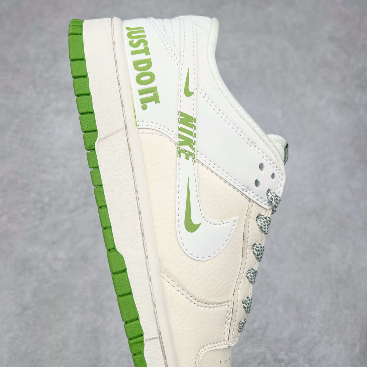 图片[6]-NK Dunk Low 定制配色 KK1333-042 大厂出品 极力推荐 原装头层材料 独家版型蒸餾加工帶來的是更好的视觉和脚感体验大厂纯原品质出货 清洁度 电绣工艺 皮料切割干净无任何毛边 细节完美 实拍调校N版已经零色差零失真 百分百还原实物色彩所见即所得 不存在货不对板色差等低级问题 选购参考实物拍摄 不混卖不参货 只用心做好货严格选品 承诺混一赔十 尺码：36 36.5 37.5 38 38.5 39 40 40.5 41 42 42.5 43 44 44.5 45-选品中心