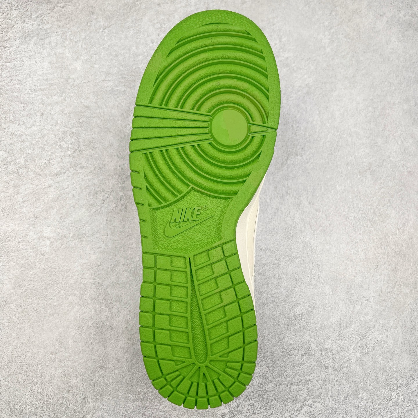 图片[9]-NK Dunk Low 定制配色 KK1333-042 大厂出品 极力推荐 原装头层材料 独家版型蒸餾加工帶來的是更好的视觉和脚感体验大厂纯原品质出货 清洁度 电绣工艺 皮料切割干净无任何毛边 细节完美 实拍调校N版已经零色差零失真 百分百还原实物色彩所见即所得 不存在货不对板色差等低级问题 选购参考实物拍摄 不混卖不参货 只用心做好货严格选品 承诺混一赔十 尺码：36 36.5 37.5 38 38.5 39 40 40.5 41 42 42.5 43 44 44.5 45-选品中心