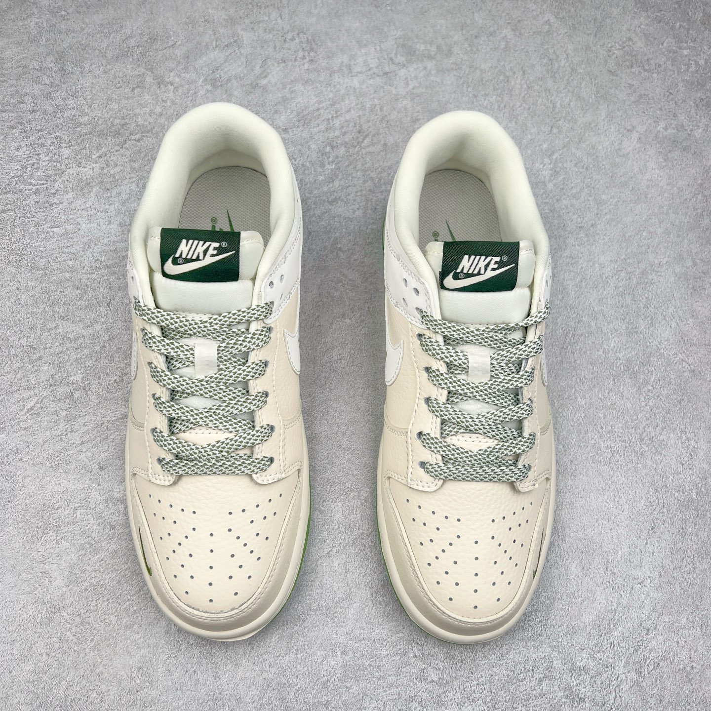 图片[2]-NK Dunk Low 定制配色 KK1333-042 大厂出品 极力推荐 原装头层材料 独家版型蒸餾加工帶來的是更好的视觉和脚感体验大厂纯原品质出货 清洁度 电绣工艺 皮料切割干净无任何毛边 细节完美 实拍调校N版已经零色差零失真 百分百还原实物色彩所见即所得 不存在货不对板色差等低级问题 选购参考实物拍摄 不混卖不参货 只用心做好货严格选品 承诺混一赔十 尺码：36 36.5 37.5 38 38.5 39 40 40.5 41 42 42.5 43 44 44.5 45-选品中心