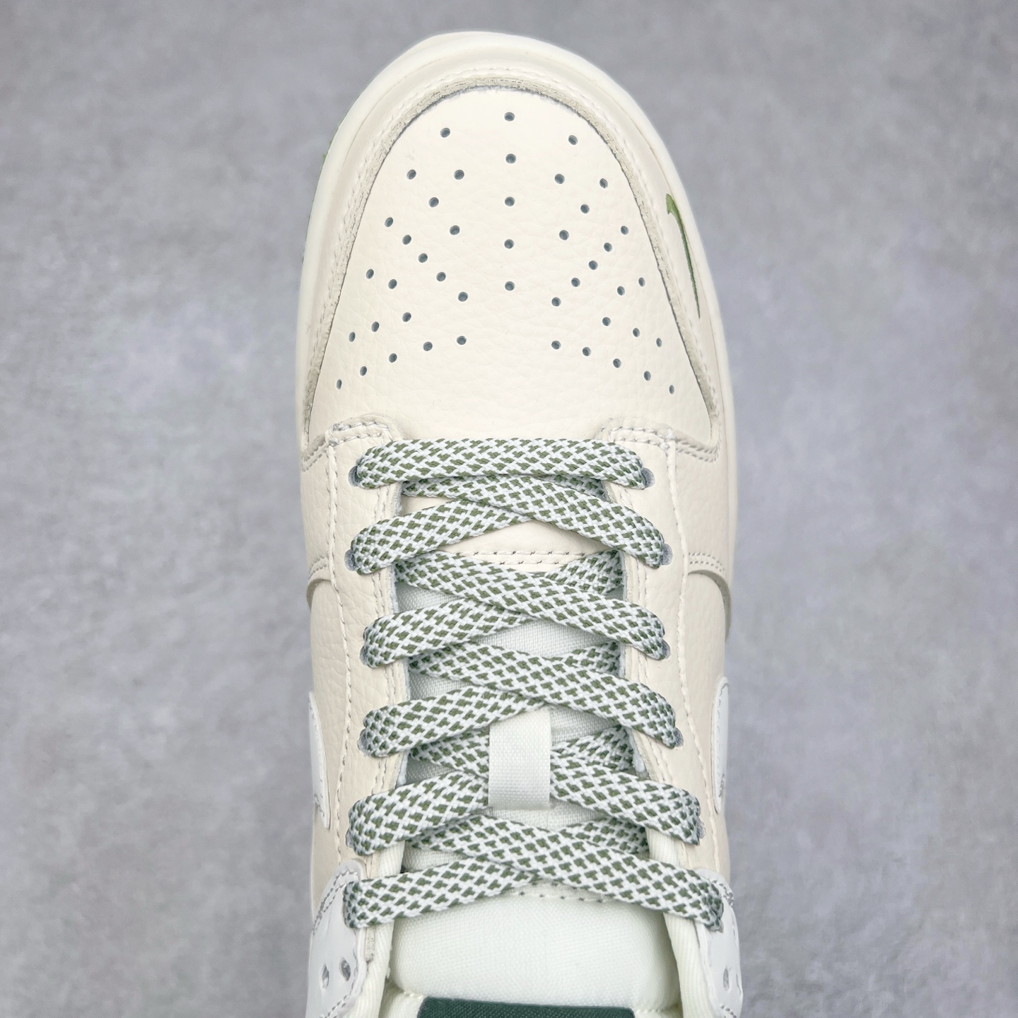 图片[4]-NK Dunk Low 定制配色 KK1333-042 大厂出品 极力推荐 原装头层材料 独家版型蒸餾加工帶來的是更好的视觉和脚感体验大厂纯原品质出货 清洁度 电绣工艺 皮料切割干净无任何毛边 细节完美 实拍调校N版已经零色差零失真 百分百还原实物色彩所见即所得 不存在货不对板色差等低级问题 选购参考实物拍摄 不混卖不参货 只用心做好货严格选品 承诺混一赔十 尺码：36 36.5 37.5 38 38.5 39 40 40.5 41 42 42.5 43 44 44.5 45-选品中心