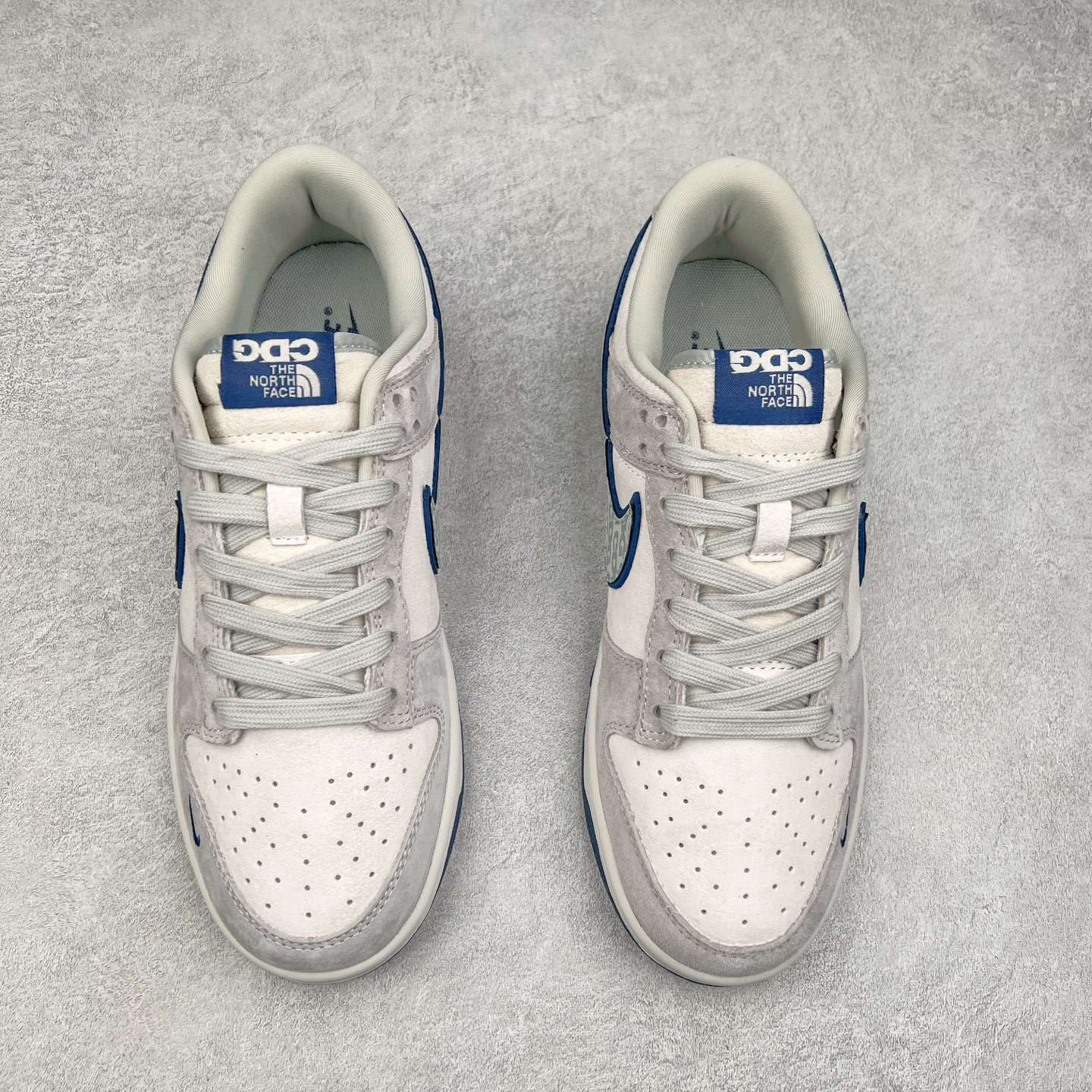 图片[2]-NK Dunk Low 定制配色 FC1688-179 大厂出品 极力推荐 原装头层材料 独家版型蒸餾加工帶來的是更好的视觉和脚感体验大厂纯原品质出货 清洁度 电绣工艺 皮料切割干净无任何毛边 细节完美 实拍调校N版已经零色差零失真 百分百还原实物色彩所见即所得 不存在货不对板色差等低级问题 选购参考实物拍摄 不混卖不参货 只用心做好货严格选品 承诺混一赔十 尺码：36 36.5 37.5 38 38.5 39 40 40.5 41 42 42.5 43 44 44.5 45-选品中心