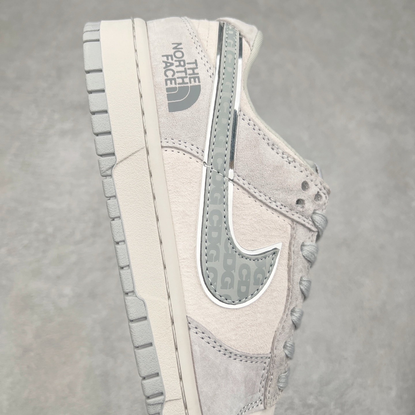 图片[6]-NK Dunk Low 定制配色 DQ1098-338 大厂出品 极力推荐 原装头层材料 独家版型蒸餾加工帶來的是更好的视觉和脚感体验大厂纯原品质出货 清洁度 电绣工艺 皮料切割干净无任何毛边 细节完美 实拍调校N版已经零色差零失真 百分百还原实物色彩所见即所得 不存在货不对板色差等低级问题 选购参考实物拍摄 不混卖不参货 只用心做好货严格选品 承诺混一赔十 尺码：36 36.5 37.5 38 38.5 39 40 40.5 41 42 42.5 43 44 44.5 45-选品中心