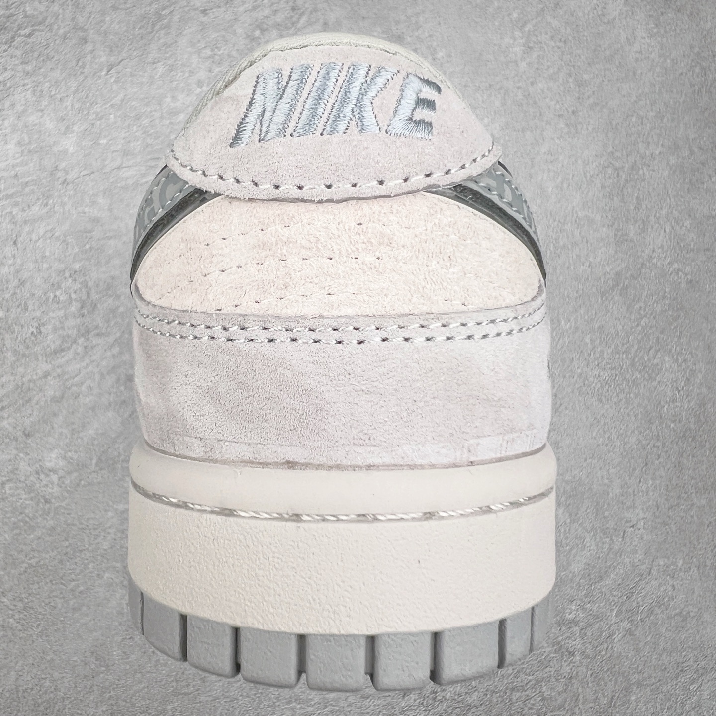 图片[8]-NK Dunk Low 定制配色 DQ1098-338 大厂出品 极力推荐 原装头层材料 独家版型蒸餾加工帶來的是更好的视觉和脚感体验大厂纯原品质出货 清洁度 电绣工艺 皮料切割干净无任何毛边 细节完美 实拍调校N版已经零色差零失真 百分百还原实物色彩所见即所得 不存在货不对板色差等低级问题 选购参考实物拍摄 不混卖不参货 只用心做好货严格选品 承诺混一赔十 尺码：36 36.5 37.5 38 38.5 39 40 40.5 41 42 42.5 43 44 44.5 45-选品中心