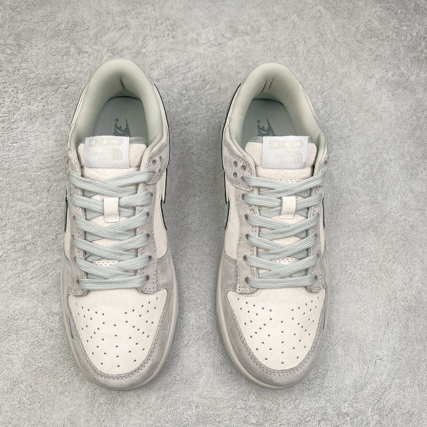 图片[2]-NK Dunk Low 定制配色 DQ1098-338 大厂出品 极力推荐 原装头层材料 独家版型蒸餾加工帶來的是更好的视觉和脚感体验大厂纯原品质出货 清洁度 电绣工艺 皮料切割干净无任何毛边 细节完美 实拍调校N版已经零色差零失真 百分百还原实物色彩所见即所得 不存在货不对板色差等低级问题 选购参考实物拍摄 不混卖不参货 只用心做好货严格选品 承诺混一赔十 尺码：36 36.5 37.5 38 38.5 39 40 40.5 41 42 42.5 43 44 44.5 45-选品中心