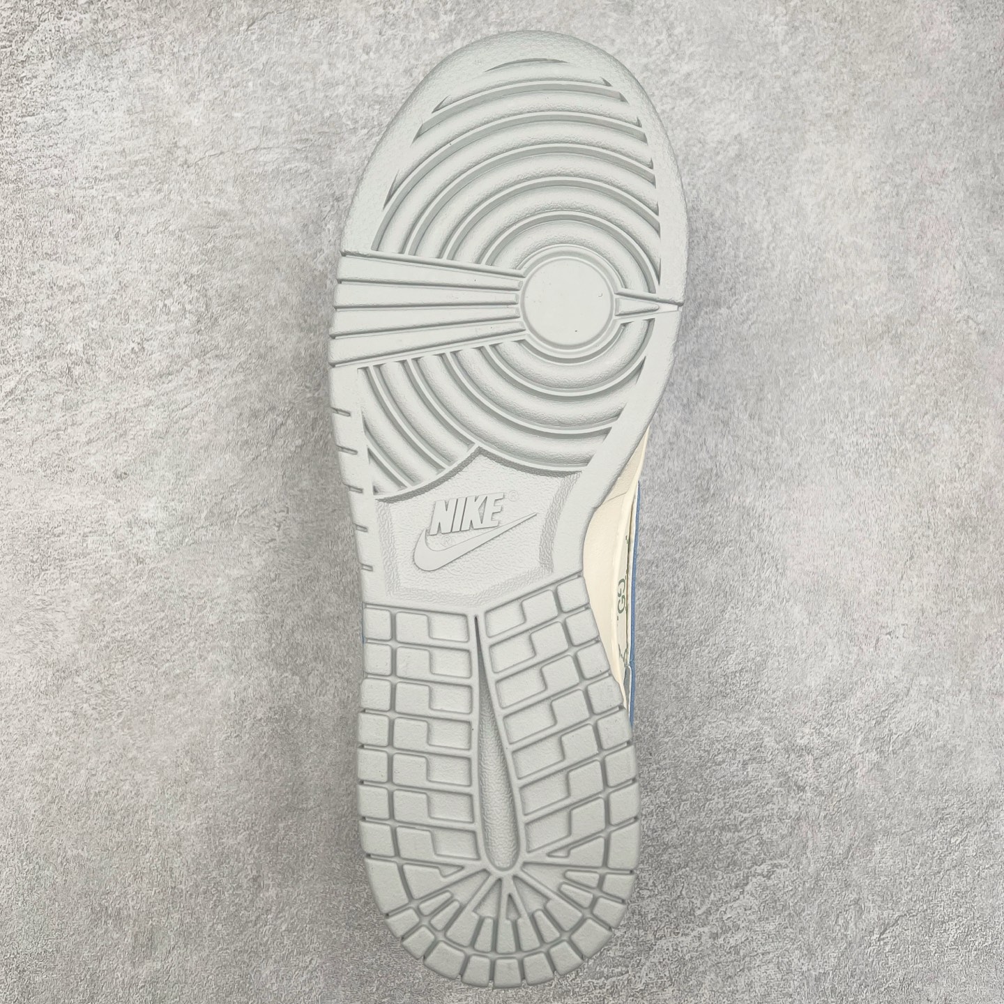 图片[9]-NK Dunk Low 定制配色 JJ2508-556 大厂出品 极力推荐 原装头层材料 独家版型蒸餾加工帶來的是更好的视觉和脚感体验大厂纯原品质出货 清洁度 电绣工艺 皮料切割干净无任何毛边 细节完美 实拍调校N版已经零色差零失真 百分百还原实物色彩所见即所得 不存在货不对板色差等低级问题 选购参考实物拍摄 不混卖不参货 只用心做好货严格选品 承诺混一赔十 尺码：36 36.5 37.5 38 38.5 39 40 40.5 41 42 42.5 43 44 44.5 45-选品中心