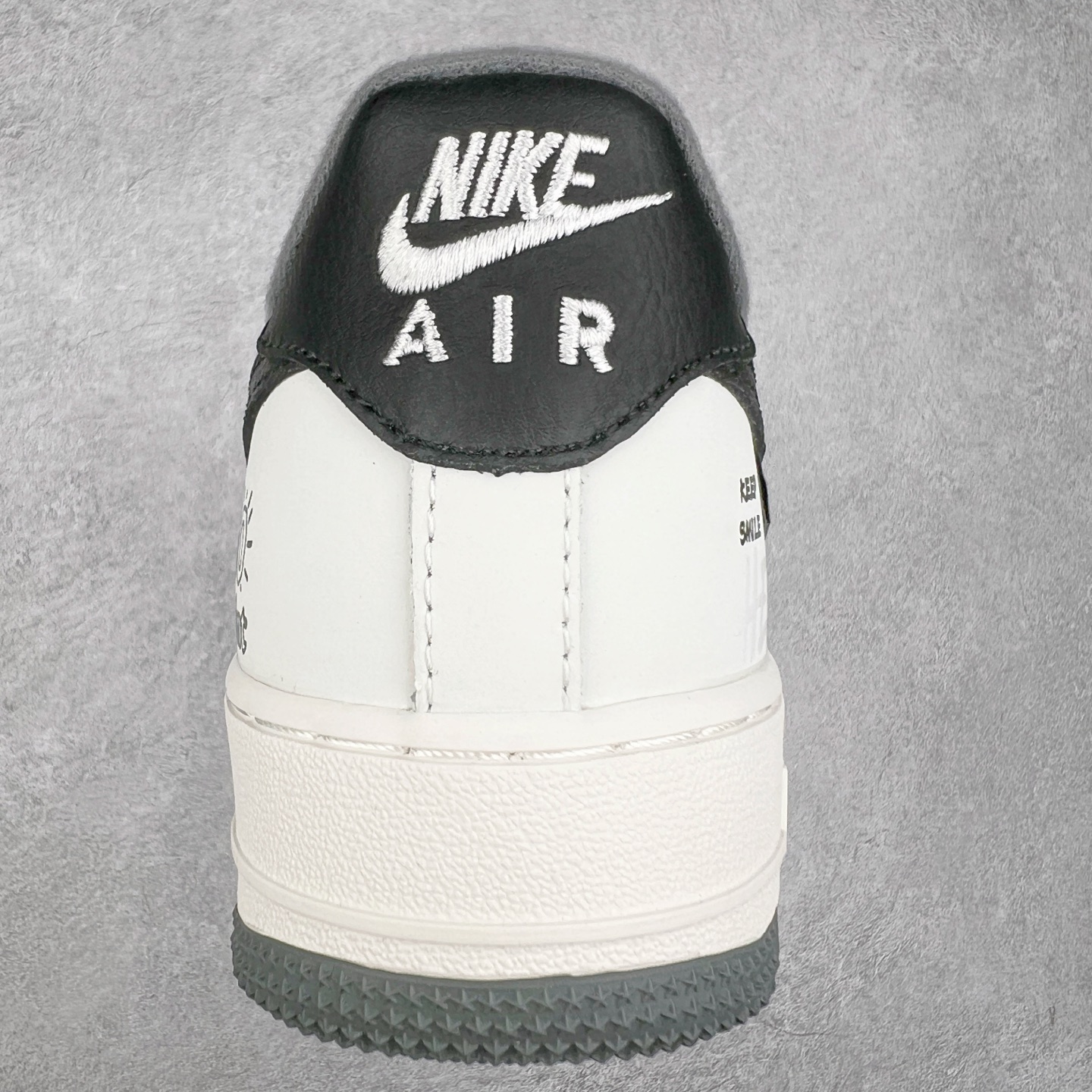 图片[8]-NK Air Force 1´07 Low 空军一号低帮百搭休闲运动板鞋 DB3301-660 柔软、弹性十足的缓震性能和出色的中底设计 横跨复古与现代的外型结合 造就出风靡全球 三十多年的Force 1 直到今天还深受青睐 实拍调校N版已经零色差零失真 百分百还原实物色彩所见即所得 不存在货不对板色差等低级问题 选购参考实物拍摄 不混卖不参货 只用心做好货严格选品 承诺混一赔十 尺码：36 36.5 37.5 38 38.5 39 40 40.5 41 42 42.5 43 44 44.5 45-选品中心