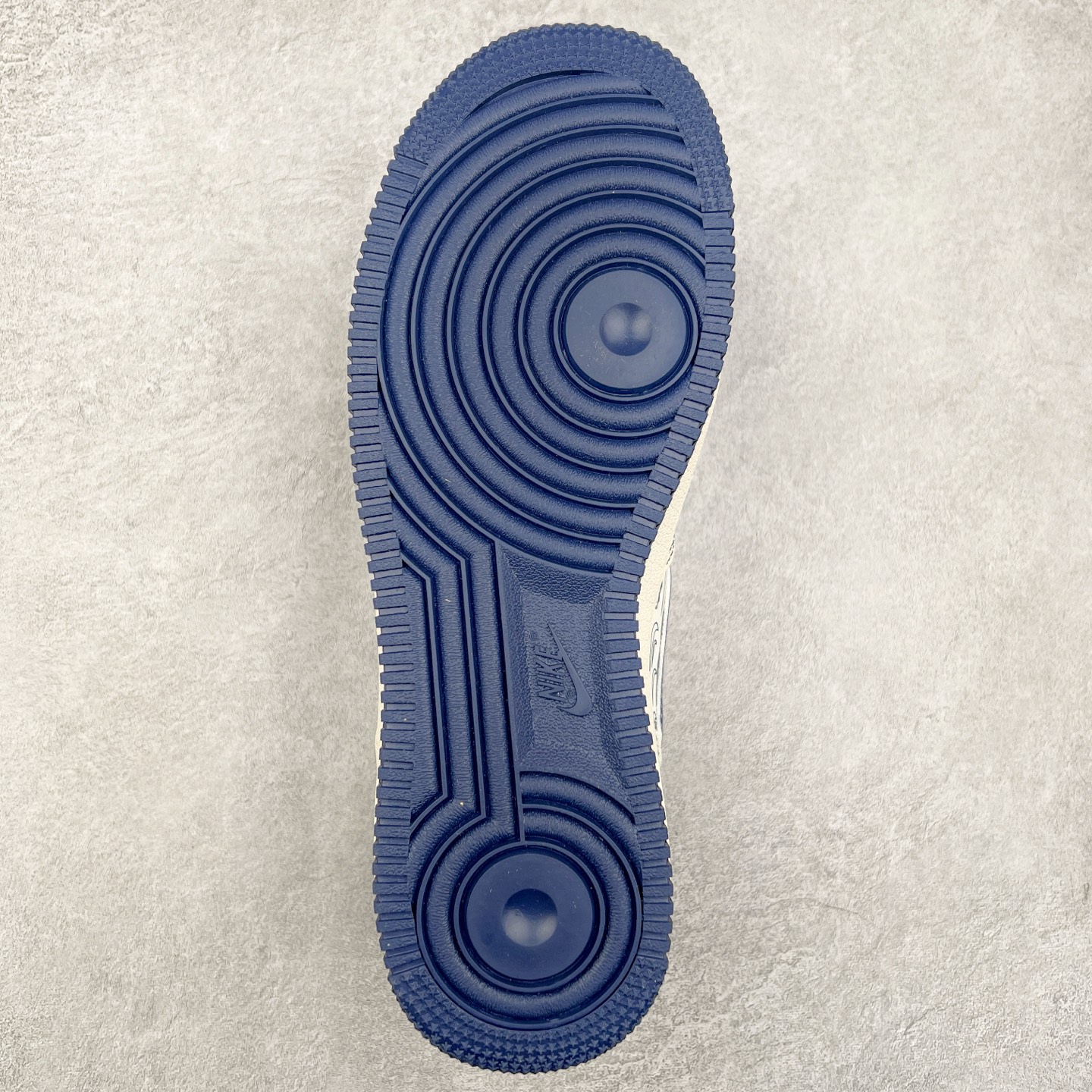 图片[9]-NK Air Force 1´07 Low 空军一号低帮百搭休闲运动板鞋 HH7518-069 柔软、弹性十足的缓震性能和出色的中底设计 横跨复古与现代的外型结合 造就出风靡全球 三十多年的Force 1 直到今天还深受青睐 实拍调校N版已经零色差零失真 百分百还原实物色彩所见即所得 不存在货不对板色差等低级问题 选购参考实物拍摄 不混卖不参货 只用心做好货严格选品 承诺混一赔十 尺码：36 36.5 37.5 38 38.5 39 40 40.5 41 42 42.5 43 44 44.5 45-选品中心