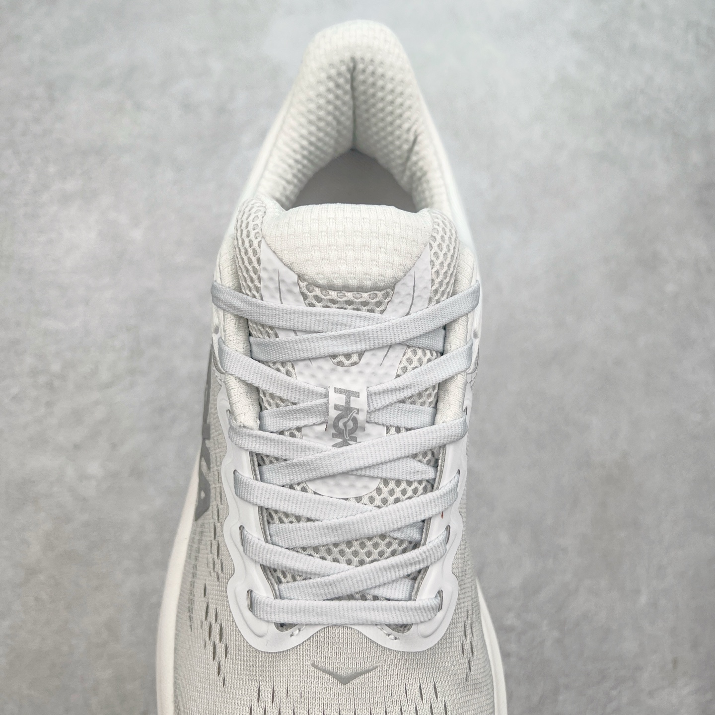 图片[5]-HOKA ONE ONE Bondi 9 WIDE 邦迪九代舒适防滑耐磨低帮休闲跑步鞋 HOKA ONE ONE是来自美国的跑步鞋知名品牌，创立于2009年，始终致力于为所有跑者提供更新、更好的跑步装备。相比常规跑鞋，HOKA ONE ONE特别研发使用性能独特的几何形跑鞋中底，此种鞋底更厚、更高、回弹性也更好，除了卓越的缓冲性能，它还能內各种阶段的跑者带来更具动感、更加稳定的跑步体验。HOKAONE ONE从设计之初就清楚意识到，要保证跑者步幅的均匀一致，双脚自然而然的运动至关重要。尺码：36 36.5 37.5 38 38.5 39 40 40.5 41 42 42.5 43 44 44.5 45-选品中心