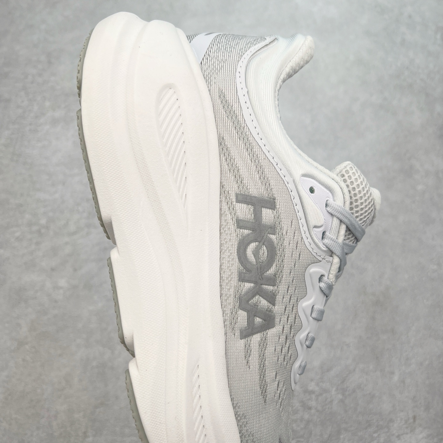 图片[6]-HOKA ONE ONE Bondi 9 WIDE 邦迪九代舒适防滑耐磨低帮休闲跑步鞋 HOKA ONE ONE是来自美国的跑步鞋知名品牌，创立于2009年，始终致力于为所有跑者提供更新、更好的跑步装备。相比常规跑鞋，HOKA ONE ONE特别研发使用性能独特的几何形跑鞋中底，此种鞋底更厚、更高、回弹性也更好，除了卓越的缓冲性能，它还能內各种阶段的跑者带来更具动感、更加稳定的跑步体验。HOKAONE ONE从设计之初就清楚意识到，要保证跑者步幅的均匀一致，双脚自然而然的运动至关重要。尺码：36 36.5 37.5 38 38.5 39 40 40.5 41 42 42.5 43 44 44.5 45-选品中心