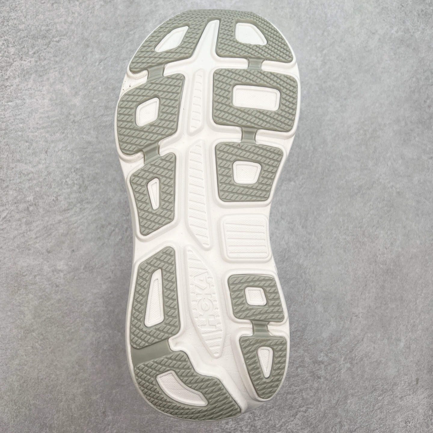 图片[9]-HOKA ONE ONE Bondi 9 WIDE 邦迪九代舒适防滑耐磨低帮休闲跑步鞋 HOKA ONE ONE是来自美国的跑步鞋知名品牌，创立于2009年，始终致力于为所有跑者提供更新、更好的跑步装备。相比常规跑鞋，HOKA ONE ONE特别研发使用性能独特的几何形跑鞋中底，此种鞋底更厚、更高、回弹性也更好，除了卓越的缓冲性能，它还能內各种阶段的跑者带来更具动感、更加稳定的跑步体验。HOKAONE ONE从设计之初就清楚意识到，要保证跑者步幅的均匀一致，双脚自然而然的运动至关重要。尺码：36 36.5 37.5 38 38.5 39 40 40.5 41 42 42.5 43 44 44.5 45-选品中心