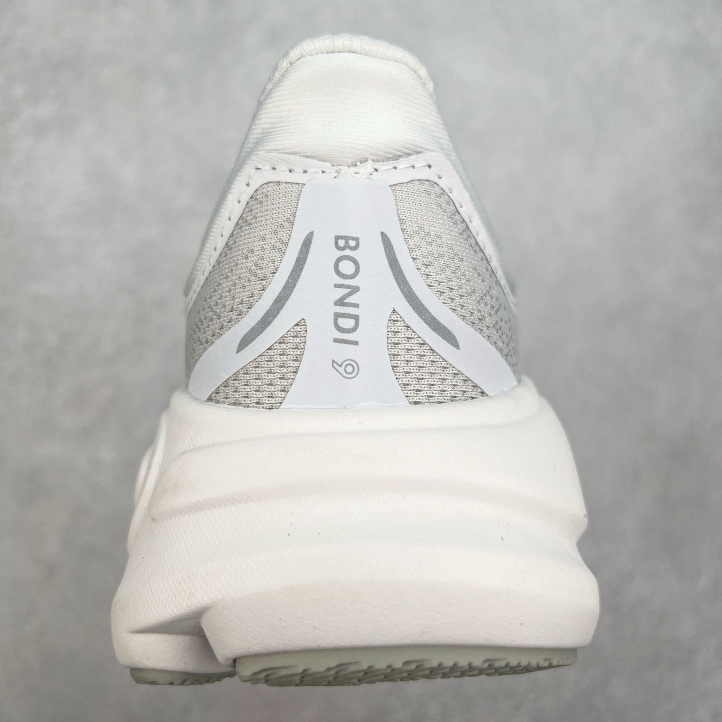 图片[8]-HOKA ONE ONE Bondi 9 WIDE 邦迪九代舒适防滑耐磨低帮休闲跑步鞋 HOKA ONE ONE是来自美国的跑步鞋知名品牌，创立于2009年，始终致力于为所有跑者提供更新、更好的跑步装备。相比常规跑鞋，HOKA ONE ONE特别研发使用性能独特的几何形跑鞋中底，此种鞋底更厚、更高、回弹性也更好，除了卓越的缓冲性能，它还能內各种阶段的跑者带来更具动感、更加稳定的跑步体验。HOKAONE ONE从设计之初就清楚意识到，要保证跑者步幅的均匀一致，双脚自然而然的运动至关重要。尺码：36 36.5 37.5 38 38.5 39 40 40.5 41 42 42.5 43 44 44.5 45-选品中心