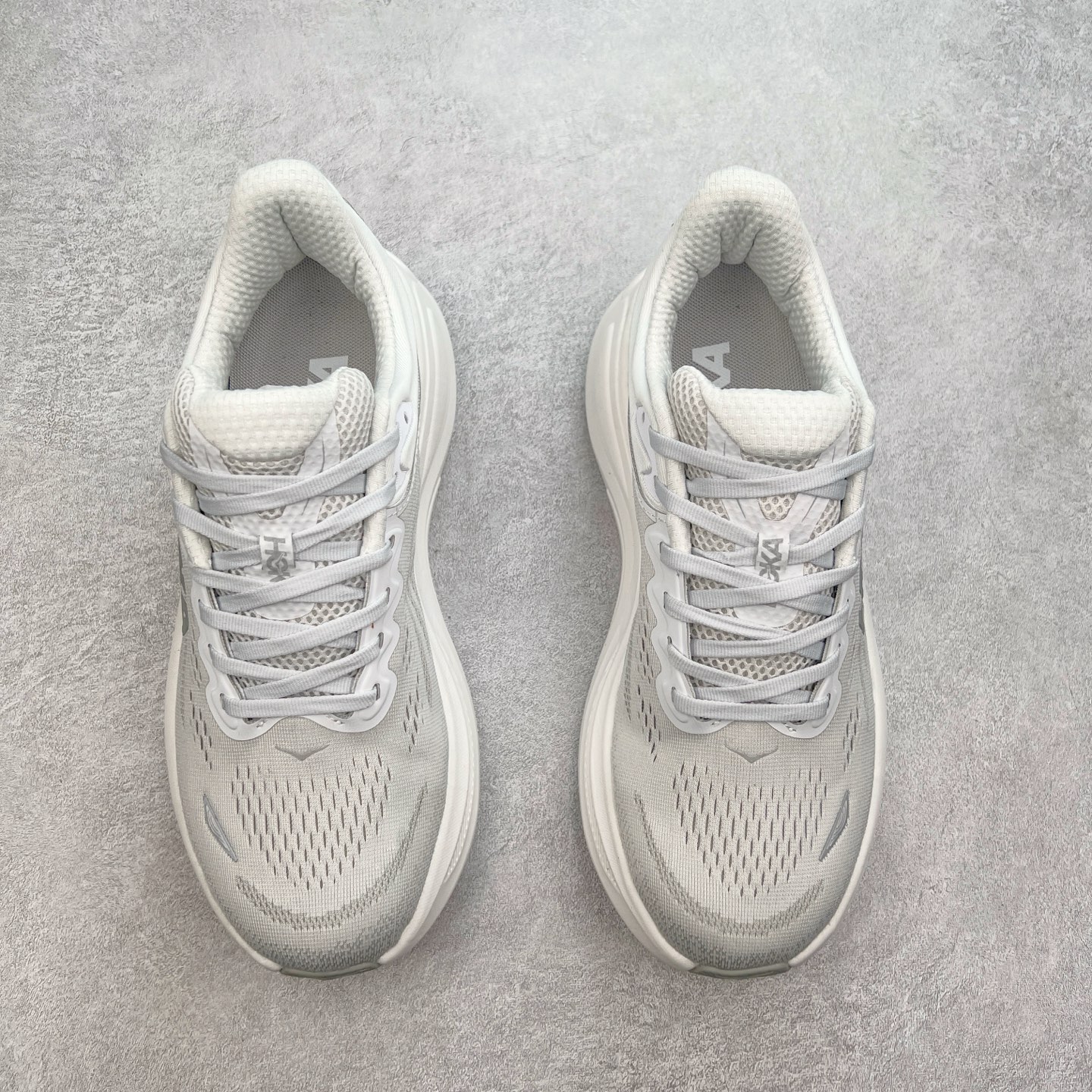 图片[2]-HOKA ONE ONE Bondi 9 WIDE 邦迪九代舒适防滑耐磨低帮休闲跑步鞋 HOKA ONE ONE是来自美国的跑步鞋知名品牌，创立于2009年，始终致力于为所有跑者提供更新、更好的跑步装备。相比常规跑鞋，HOKA ONE ONE特别研发使用性能独特的几何形跑鞋中底，此种鞋底更厚、更高、回弹性也更好，除了卓越的缓冲性能，它还能內各种阶段的跑者带来更具动感、更加稳定的跑步体验。HOKAONE ONE从设计之初就清楚意识到，要保证跑者步幅的均匀一致，双脚自然而然的运动至关重要。尺码：36 36.5 37.5 38 38.5 39 40 40.5 41 42 42.5 43 44 44.5 45-选品中心