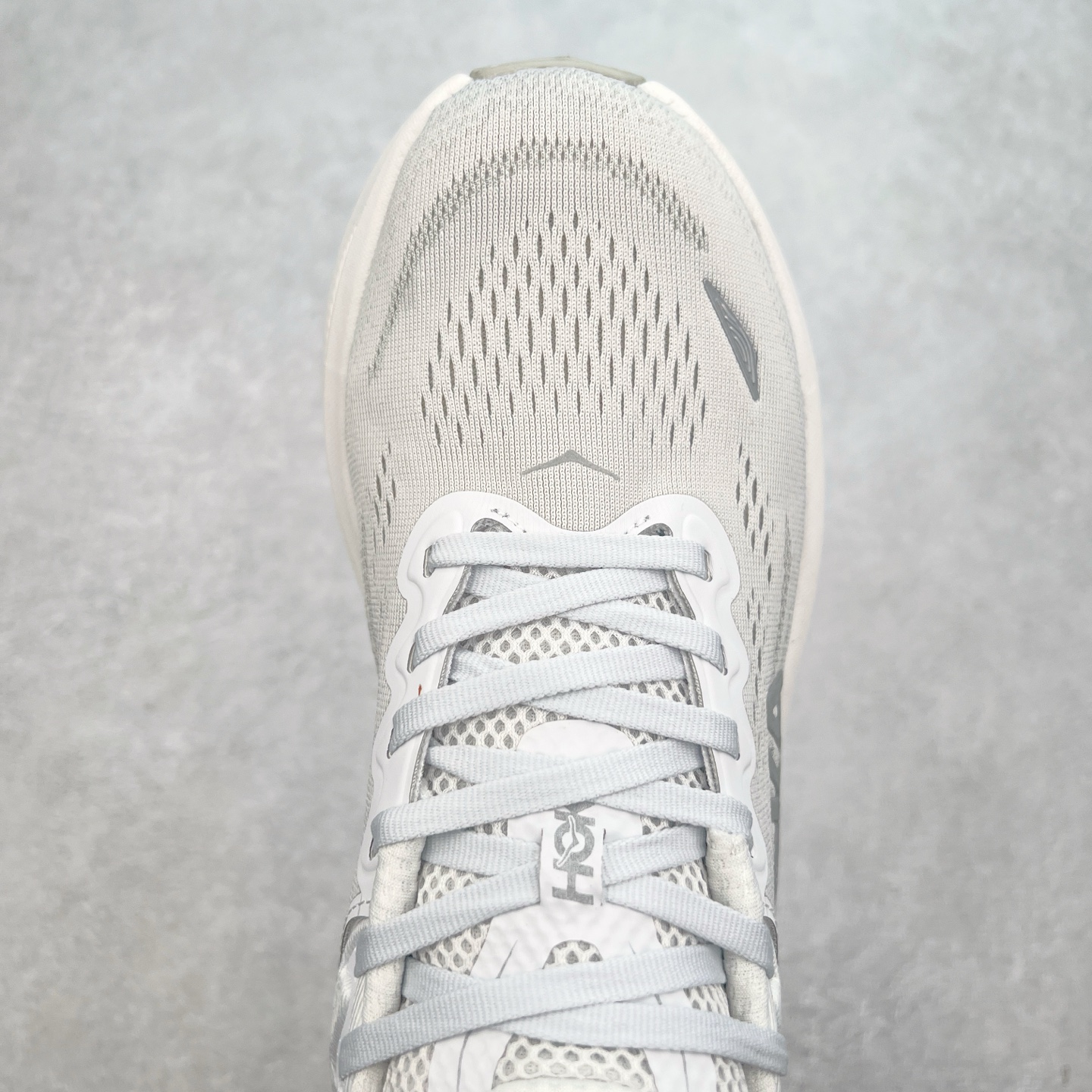 图片[4]-HOKA ONE ONE Bondi 9 WIDE 邦迪九代舒适防滑耐磨低帮休闲跑步鞋 HOKA ONE ONE是来自美国的跑步鞋知名品牌，创立于2009年，始终致力于为所有跑者提供更新、更好的跑步装备。相比常规跑鞋，HOKA ONE ONE特别研发使用性能独特的几何形跑鞋中底，此种鞋底更厚、更高、回弹性也更好，除了卓越的缓冲性能，它还能內各种阶段的跑者带来更具动感、更加稳定的跑步体验。HOKAONE ONE从设计之初就清楚意识到，要保证跑者步幅的均匀一致，双脚自然而然的运动至关重要。尺码：36 36.5 37.5 38 38.5 39 40 40.5 41 42 42.5 43 44 44.5 45-选品中心