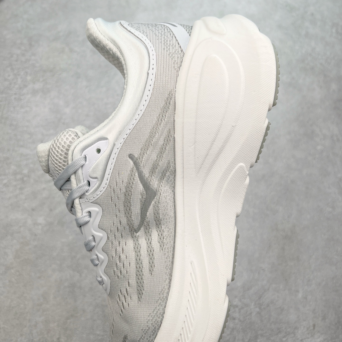 图片[7]-HOKA ONE ONE Bondi 9 WIDE 邦迪九代舒适防滑耐磨低帮休闲跑步鞋 HOKA ONE ONE是来自美国的跑步鞋知名品牌，创立于2009年，始终致力于为所有跑者提供更新、更好的跑步装备。相比常规跑鞋，HOKA ONE ONE特别研发使用性能独特的几何形跑鞋中底，此种鞋底更厚、更高、回弹性也更好，除了卓越的缓冲性能，它还能內各种阶段的跑者带来更具动感、更加稳定的跑步体验。HOKAONE ONE从设计之初就清楚意识到，要保证跑者步幅的均匀一致，双脚自然而然的运动至关重要。尺码：36 36.5 37.5 38 38.5 39 40 40.5 41 42 42.5 43 44 44.5 45-选品中心