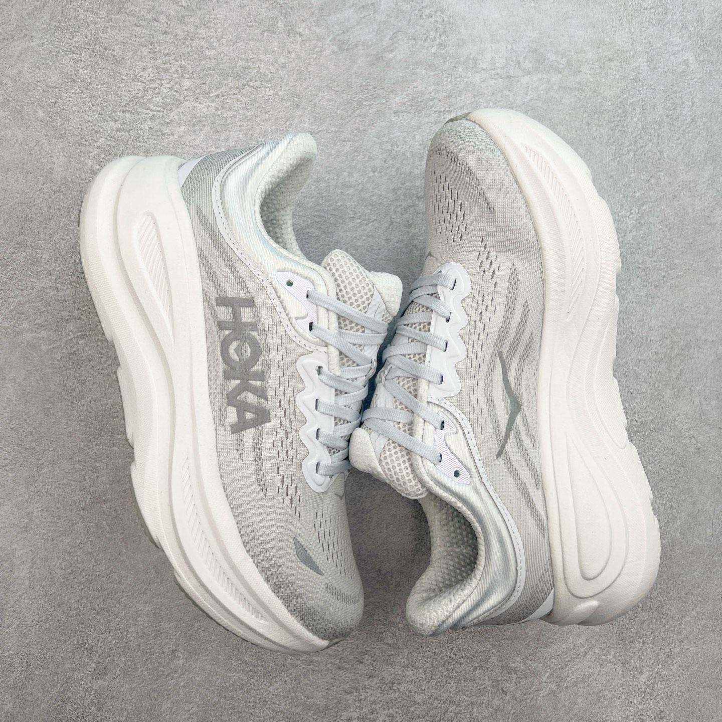 图片[3]-HOKA ONE ONE Bondi 9 WIDE 邦迪九代舒适防滑耐磨低帮休闲跑步鞋 HOKA ONE ONE是来自美国的跑步鞋知名品牌，创立于2009年，始终致力于为所有跑者提供更新、更好的跑步装备。相比常规跑鞋，HOKA ONE ONE特别研发使用性能独特的几何形跑鞋中底，此种鞋底更厚、更高、回弹性也更好，除了卓越的缓冲性能，它还能內各种阶段的跑者带来更具动感、更加稳定的跑步体验。HOKAONE ONE从设计之初就清楚意识到，要保证跑者步幅的均匀一致，双脚自然而然的运动至关重要。尺码：36 36.5 37.5 38 38.5 39 40 40.5 41 42 42.5 43 44 44.5 45-选品中心