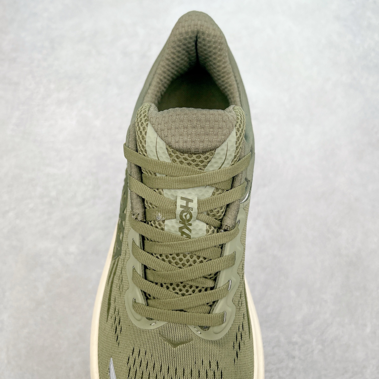 图片[5]-HOKA ONE ONE Bondi 9 WIDE 邦迪九代舒适防滑耐磨低帮休闲跑步鞋 HOKA ONE ONE是来自美国的跑步鞋知名品牌，创立于2009年，始终致力于为所有跑者提供更新、更好的跑步装备。相比常规跑鞋，HOKA ONE ONE特别研发使用性能独特的几何形跑鞋中底，此种鞋底更厚、更高、回弹性也更好，除了卓越的缓冲性能，它还能內各种阶段的跑者带来更具动感、更加稳定的跑步体验。HOKAONE ONE从设计之初就清楚意识到，要保证跑者步幅的均匀一致，双脚自然而然的运动至关重要。尺码：36 36.5 37.5 38 38.5 39 40 40.5 41 42 42.5 43 44 44.5 45-选品中心