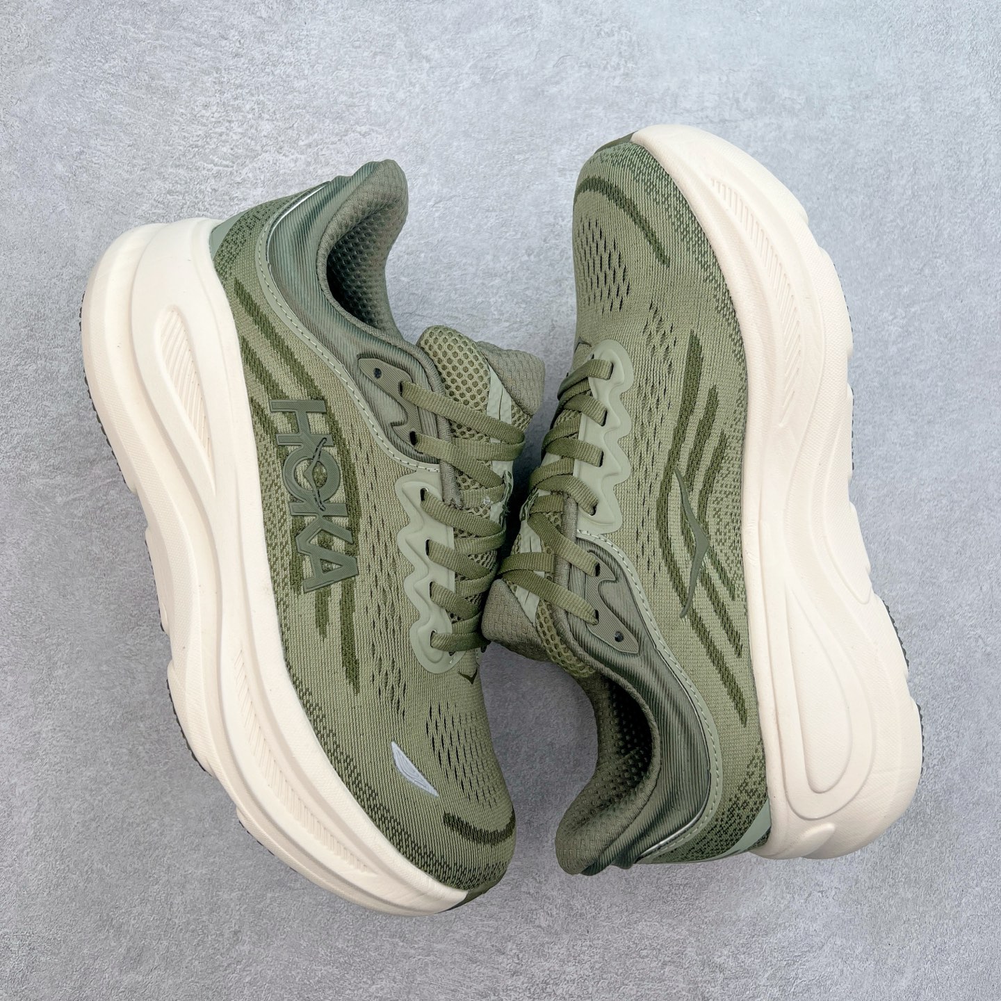 图片[3]-HOKA ONE ONE Bondi 9 WIDE 邦迪九代舒适防滑耐磨低帮休闲跑步鞋 HOKA ONE ONE是来自美国的跑步鞋知名品牌，创立于2009年，始终致力于为所有跑者提供更新、更好的跑步装备。相比常规跑鞋，HOKA ONE ONE特别研发使用性能独特的几何形跑鞋中底，此种鞋底更厚、更高、回弹性也更好，除了卓越的缓冲性能，它还能內各种阶段的跑者带来更具动感、更加稳定的跑步体验。HOKAONE ONE从设计之初就清楚意识到，要保证跑者步幅的均匀一致，双脚自然而然的运动至关重要。尺码：36 36.5 37.5 38 38.5 39 40 40.5 41 42 42.5 43 44 44.5 45-选品中心