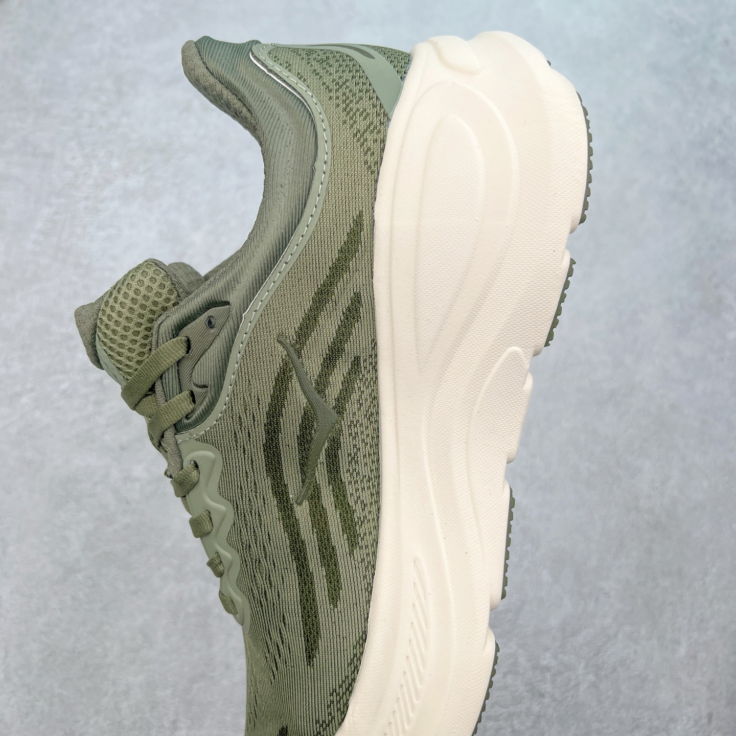 图片[7]-HOKA ONE ONE Bondi 9 WIDE 邦迪九代舒适防滑耐磨低帮休闲跑步鞋 HOKA ONE ONE是来自美国的跑步鞋知名品牌，创立于2009年，始终致力于为所有跑者提供更新、更好的跑步装备。相比常规跑鞋，HOKA ONE ONE特别研发使用性能独特的几何形跑鞋中底，此种鞋底更厚、更高、回弹性也更好，除了卓越的缓冲性能，它还能內各种阶段的跑者带来更具动感、更加稳定的跑步体验。HOKAONE ONE从设计之初就清楚意识到，要保证跑者步幅的均匀一致，双脚自然而然的运动至关重要。尺码：36 36.5 37.5 38 38.5 39 40 40.5 41 42 42.5 43 44 44.5 45-选品中心