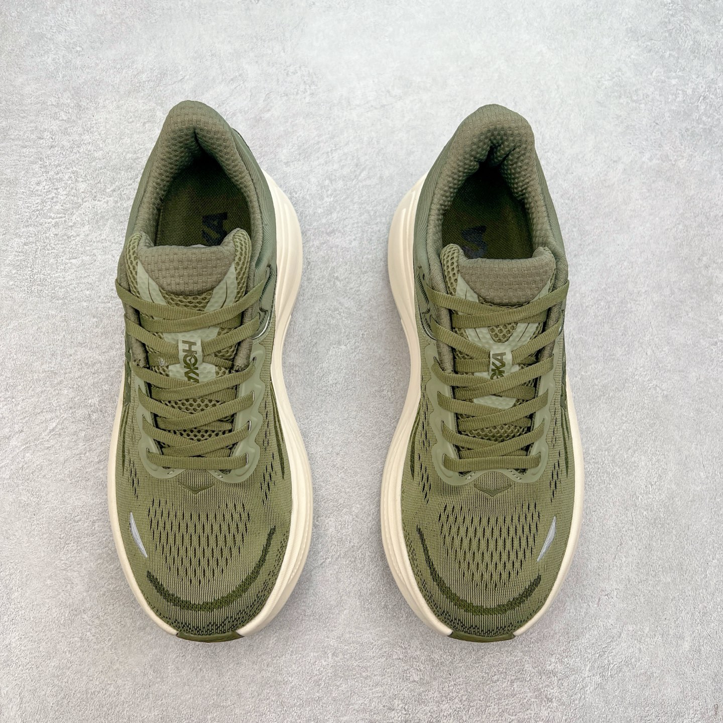 图片[2]-HOKA ONE ONE Bondi 9 WIDE 邦迪九代舒适防滑耐磨低帮休闲跑步鞋 HOKA ONE ONE是来自美国的跑步鞋知名品牌，创立于2009年，始终致力于为所有跑者提供更新、更好的跑步装备。相比常规跑鞋，HOKA ONE ONE特别研发使用性能独特的几何形跑鞋中底，此种鞋底更厚、更高、回弹性也更好，除了卓越的缓冲性能，它还能內各种阶段的跑者带来更具动感、更加稳定的跑步体验。HOKAONE ONE从设计之初就清楚意识到，要保证跑者步幅的均匀一致，双脚自然而然的运动至关重要。尺码：36 36.5 37.5 38 38.5 39 40 40.5 41 42 42.5 43 44 44.5 45-选品中心